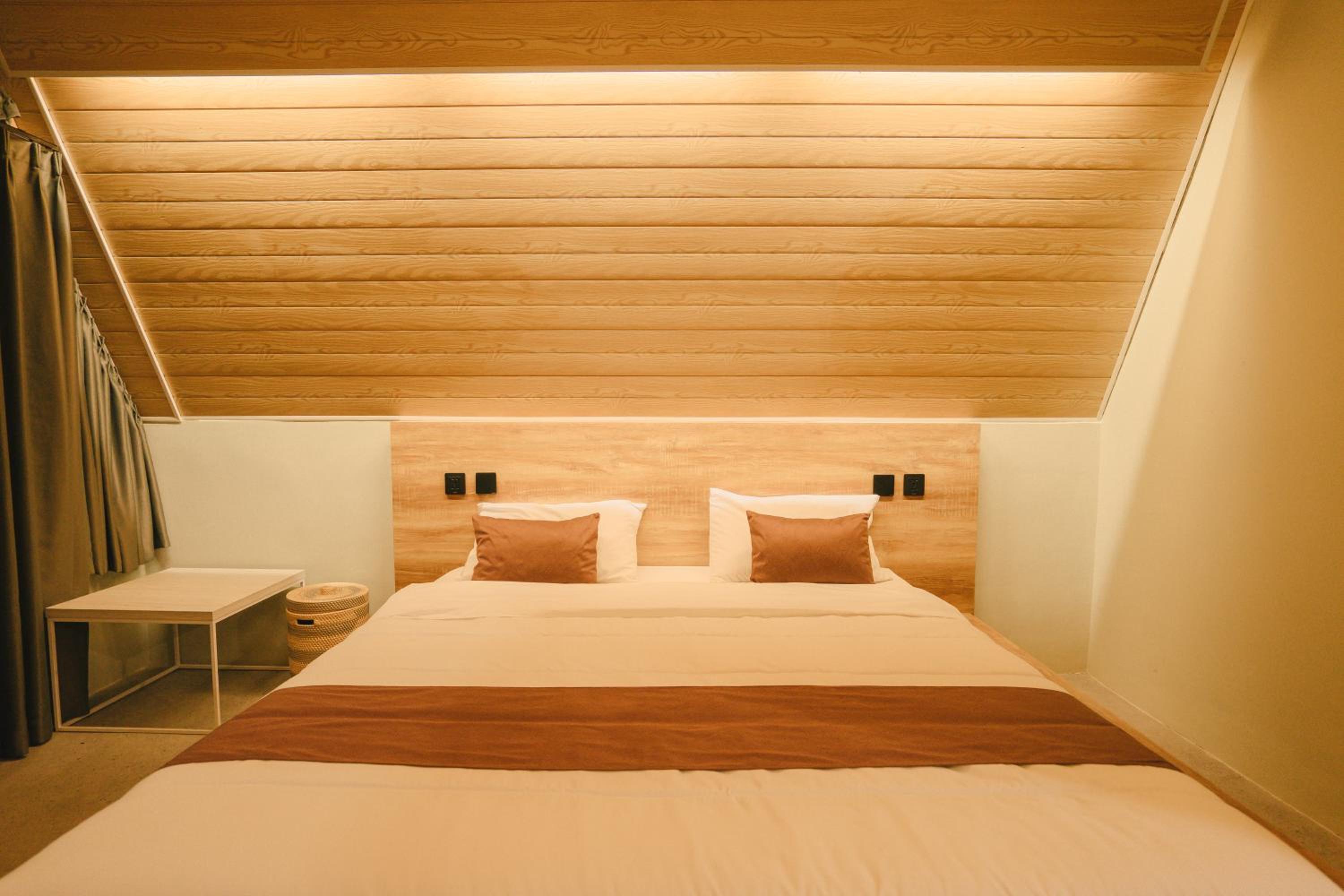 Deluxe Double Room (2 Adults + 1 Child) - Photo 11