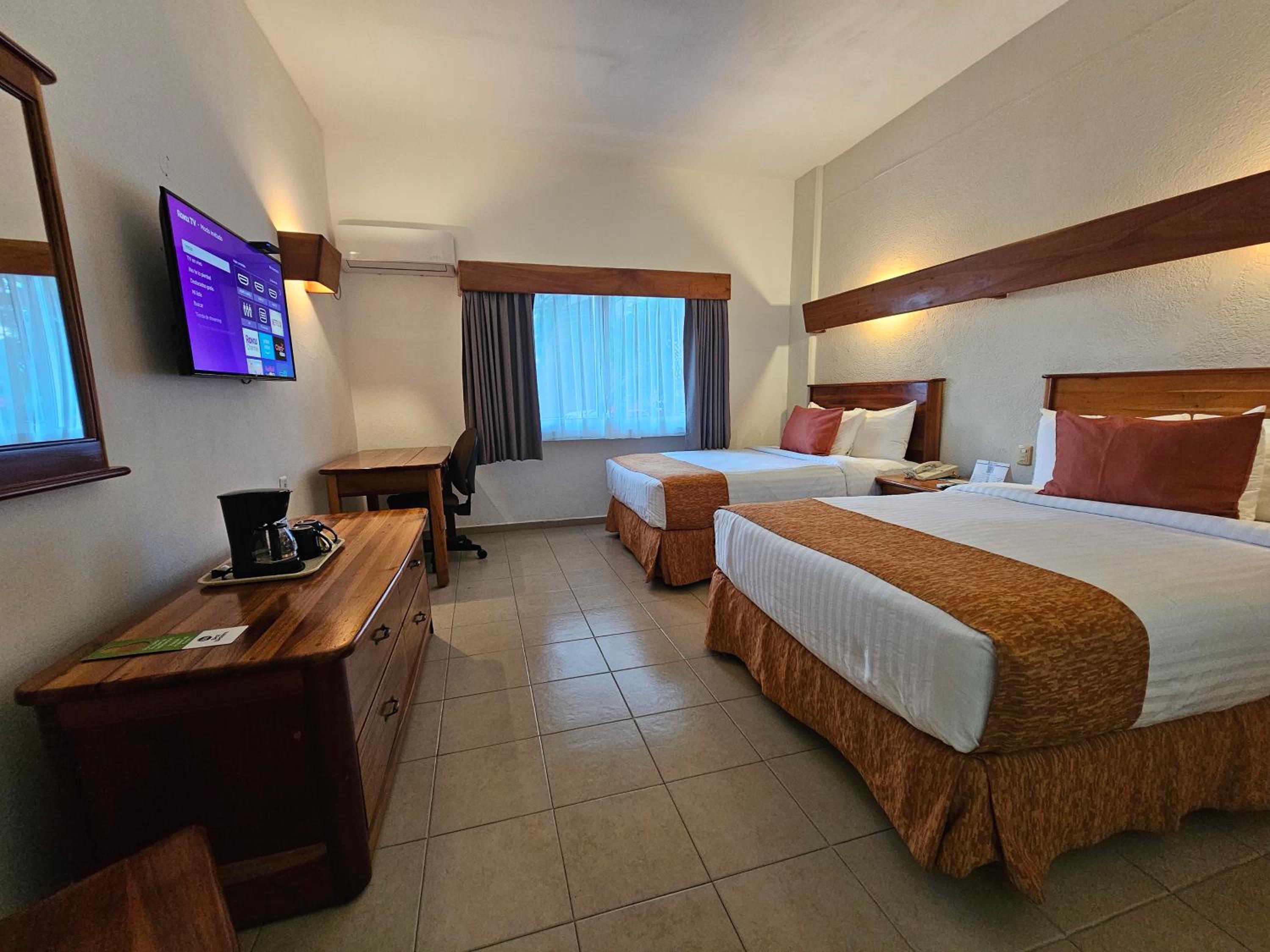 Double Room with Two Double Beds - Photo 2