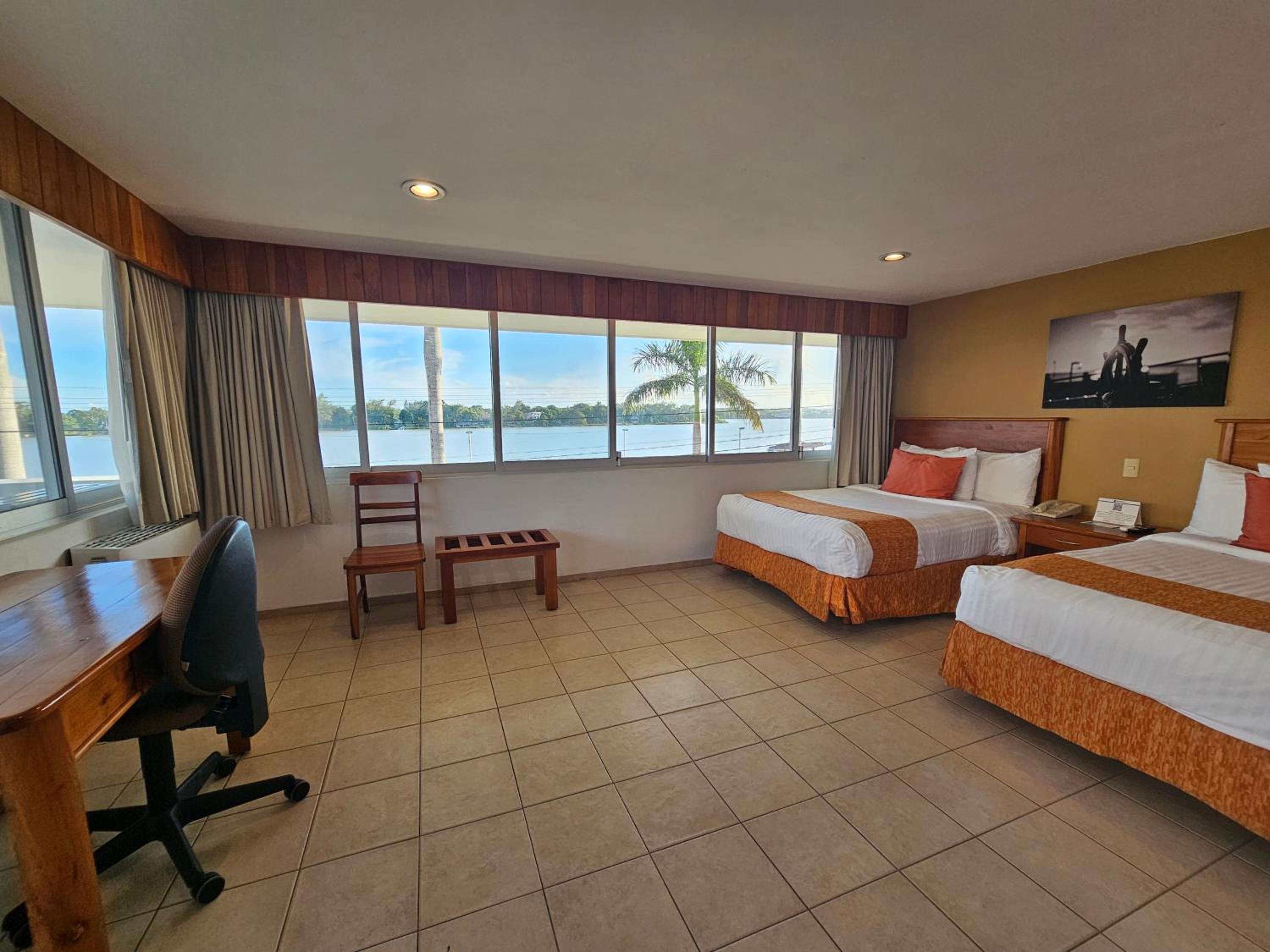 Double Room with Two Double Beds - Photo 12