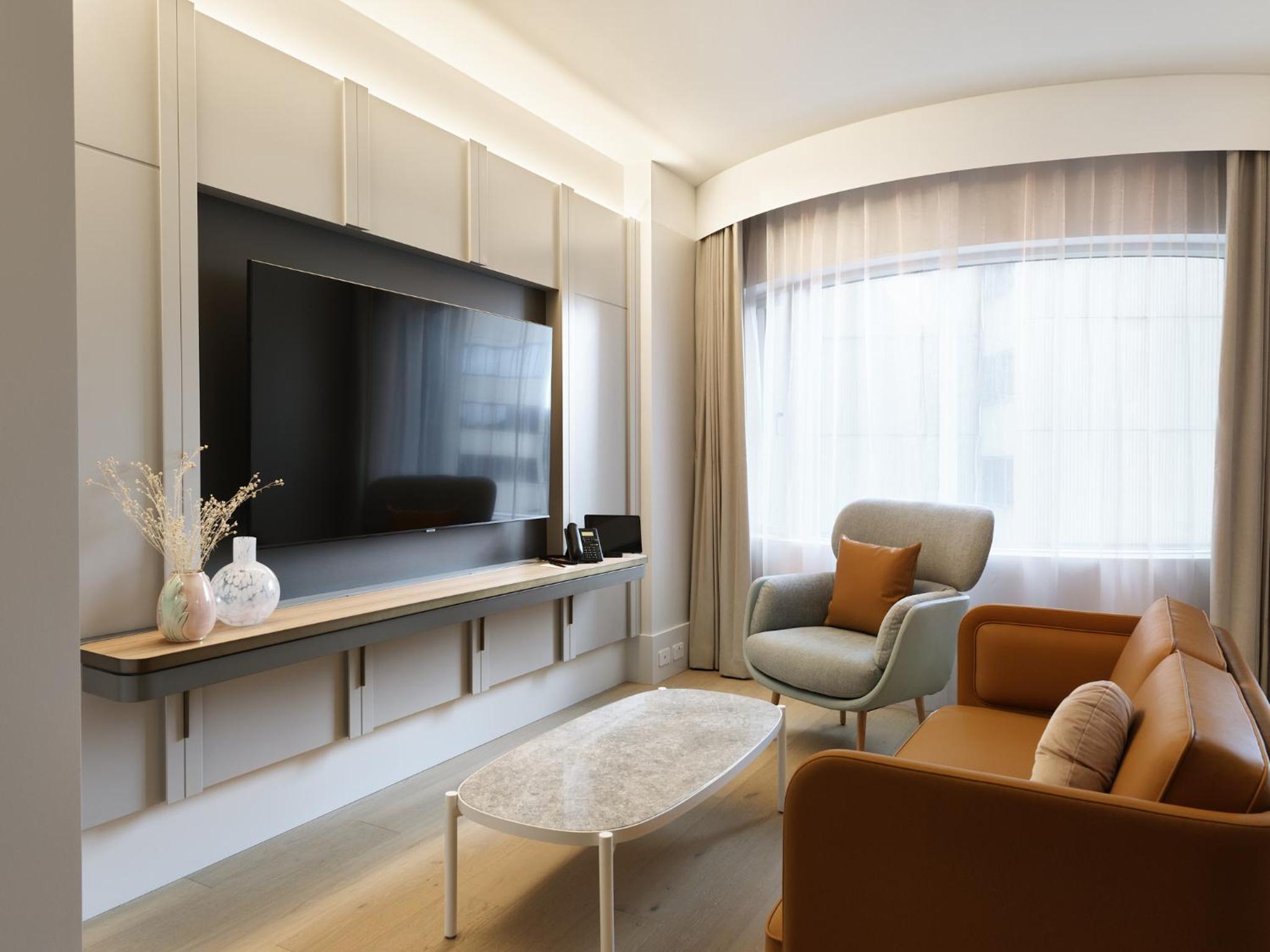 Junior Suite with One King Bed - Higher Floor thumbnail 6