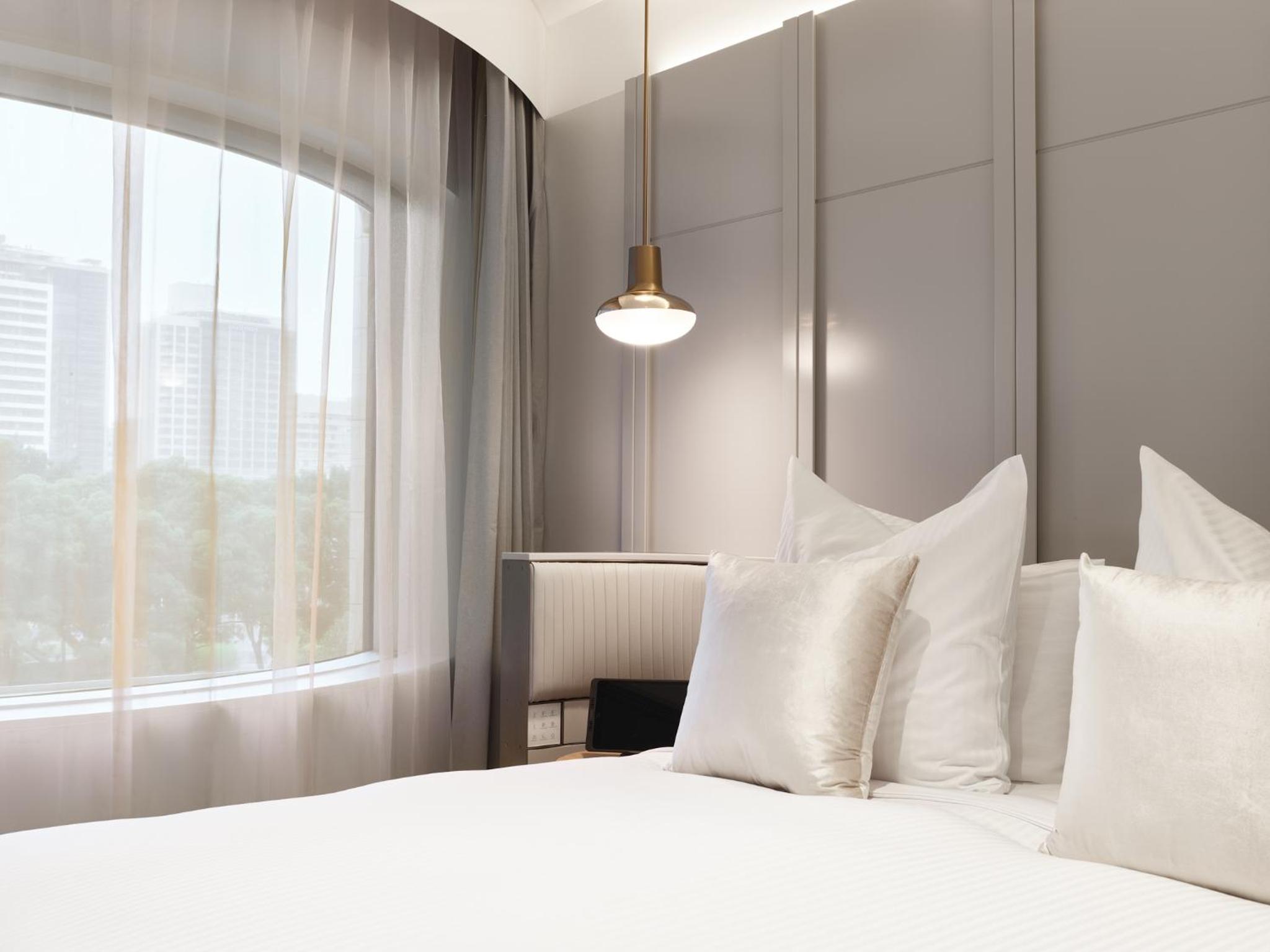 Junior Suite with One King Bed - Higher Floor thumbnail 5
