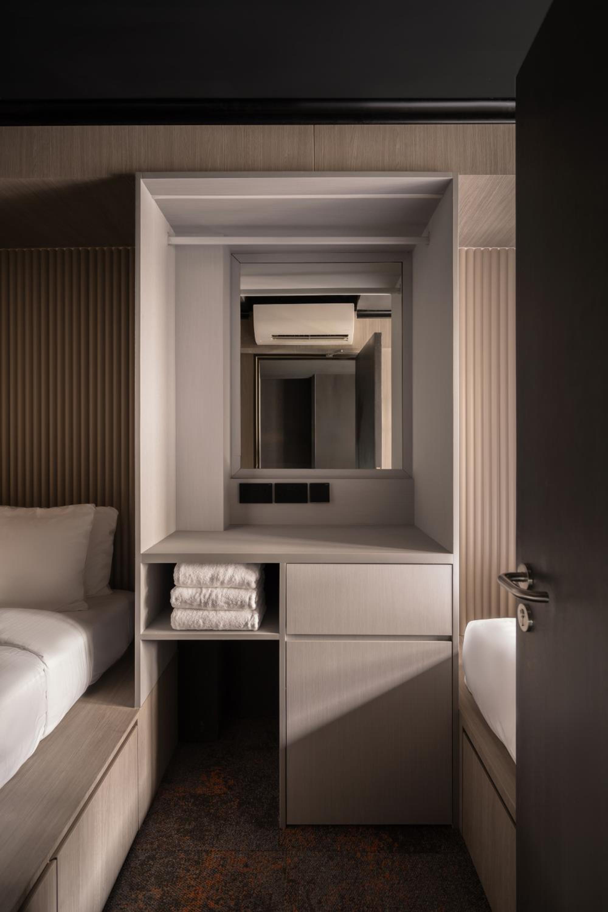 Family Room with 1 Single Bed + 1 Queen Bed (Shared Bathroom) photo 2