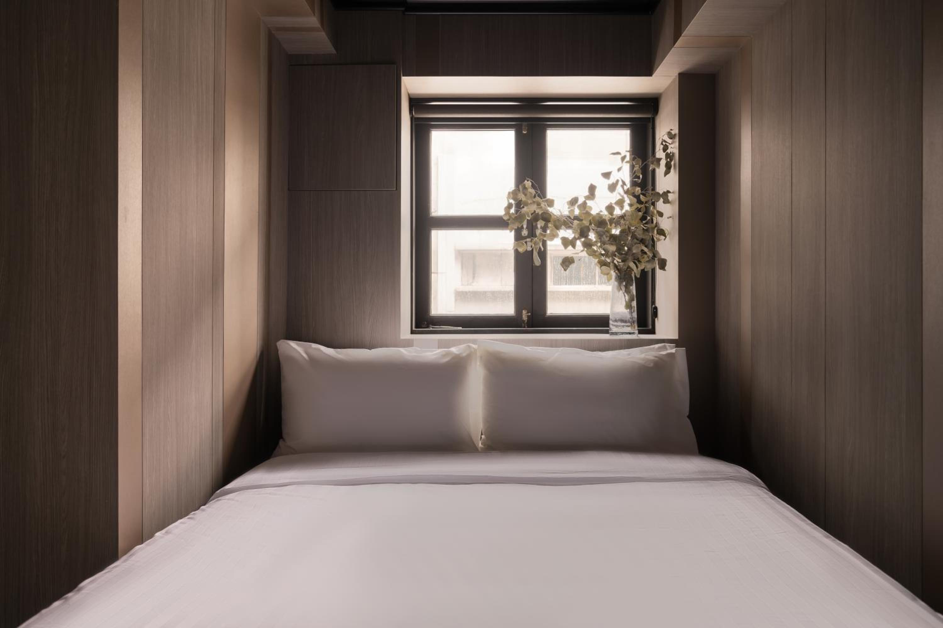 Family Room with 1 Single Bed + 1 Queen Bed (Shared Bathroom)