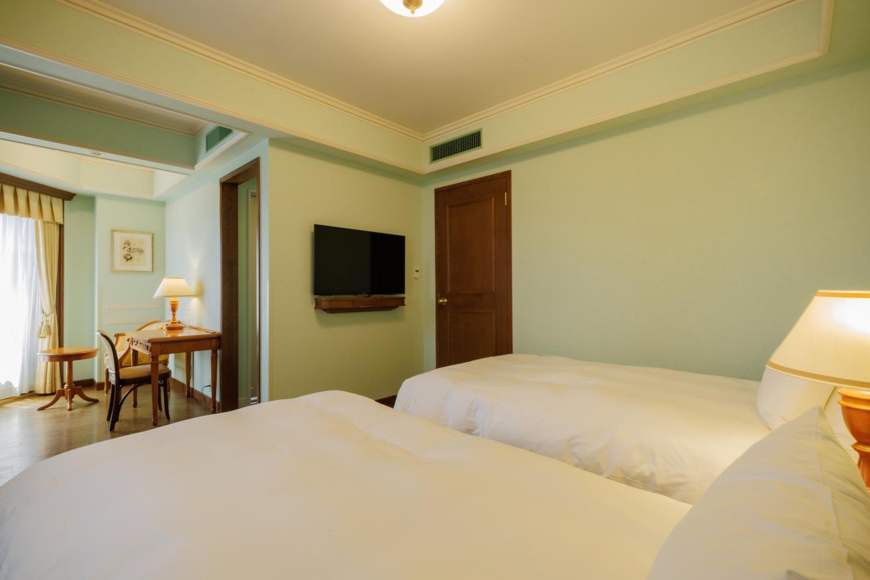 Deluxe Corner Twin Room - Non-Smoking - Photo 1