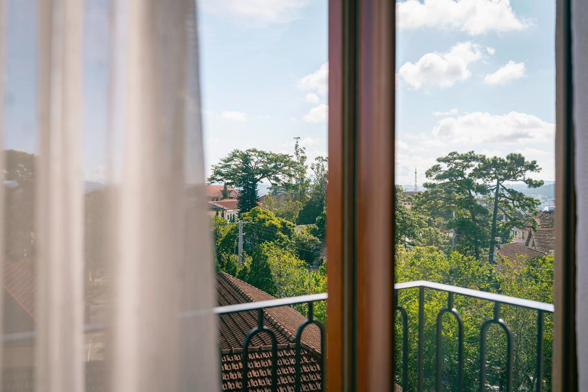 Deluxe Double Room with Balcony - Photo 8