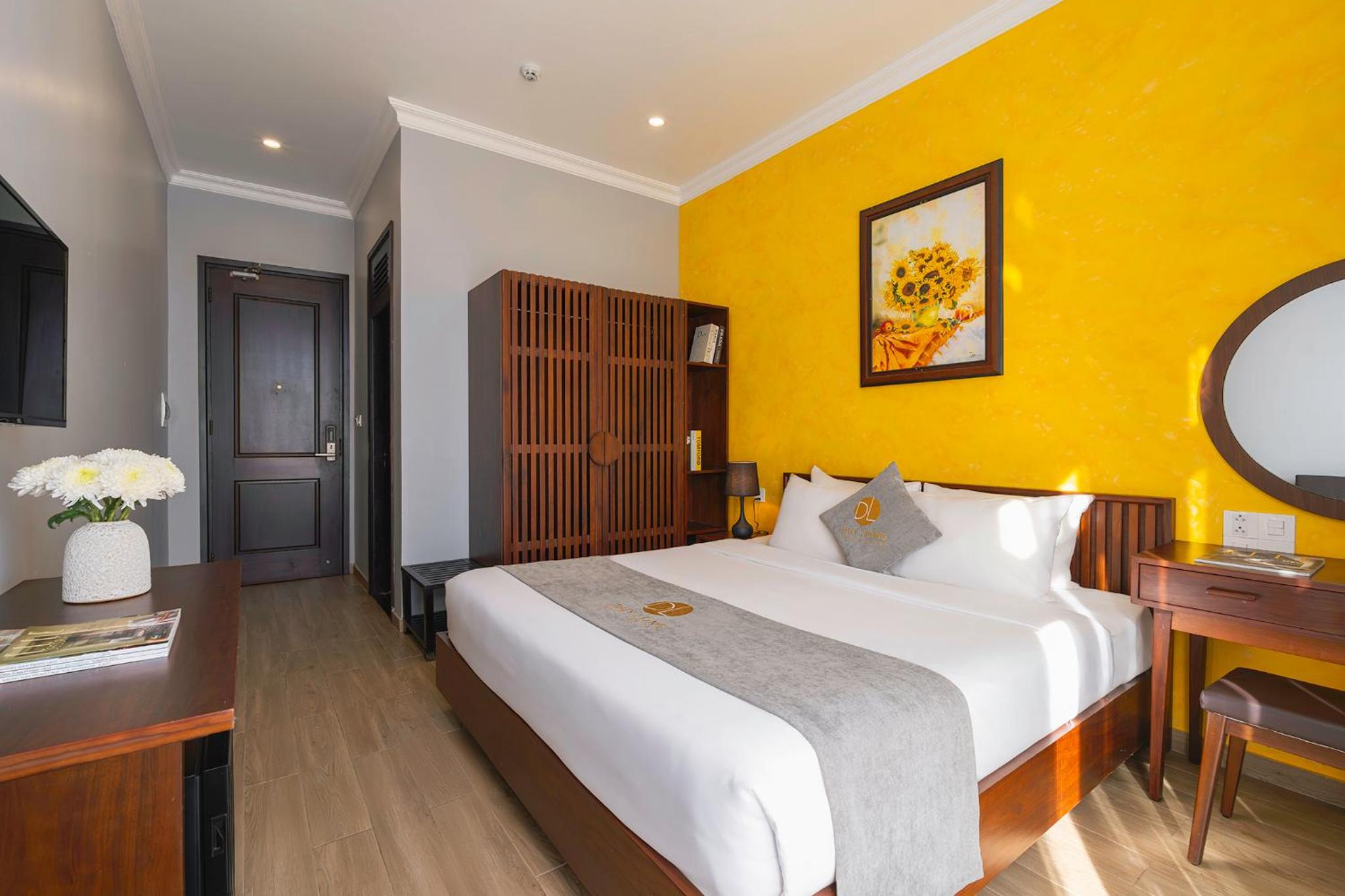 Deluxe Double Room with Balcony - Photo 3