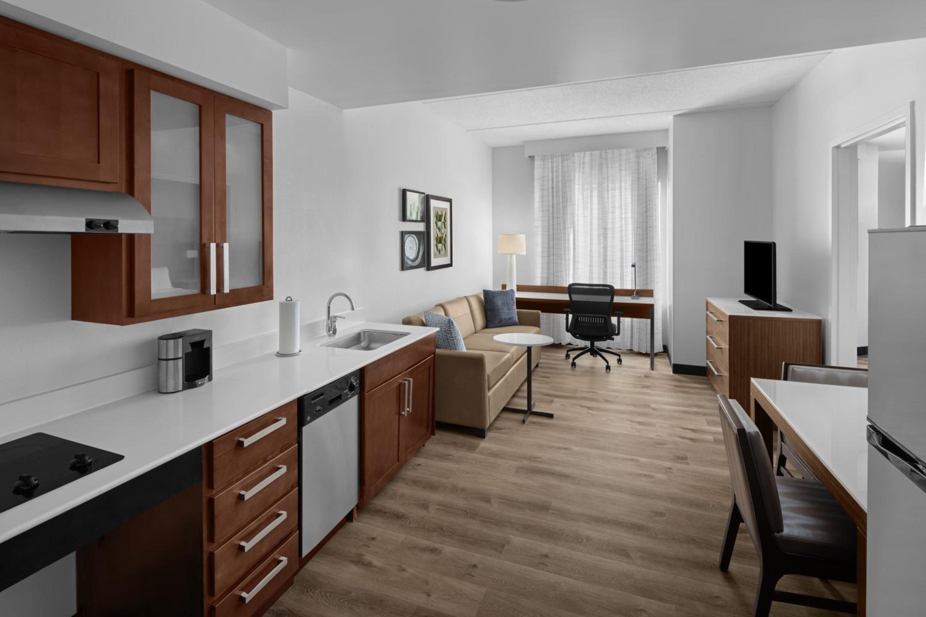 L shaped bedroom, 1 Bedroom Suite, 2 Queen, Sofa bed (Mobility Accessible w/ Tub)