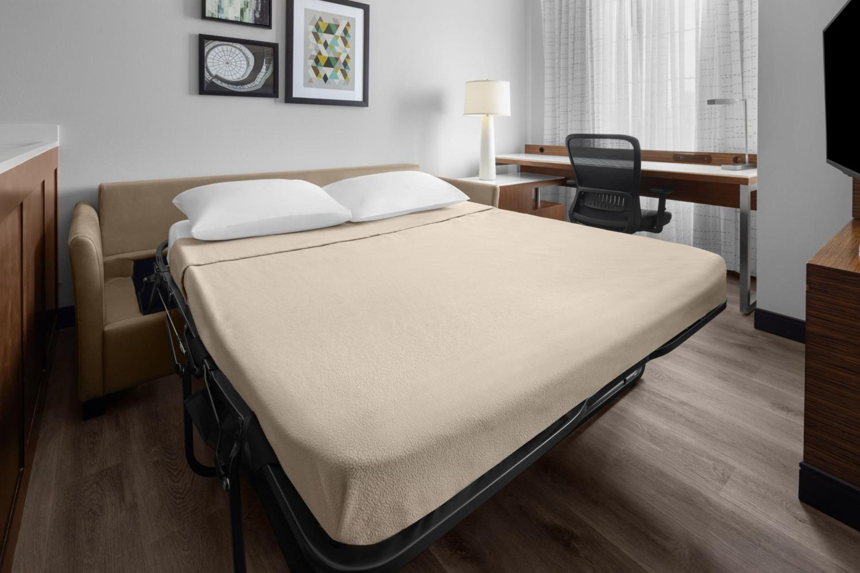 King Studio with Sofa Bed and Adapted Tub - Mobility Accessible photo 3