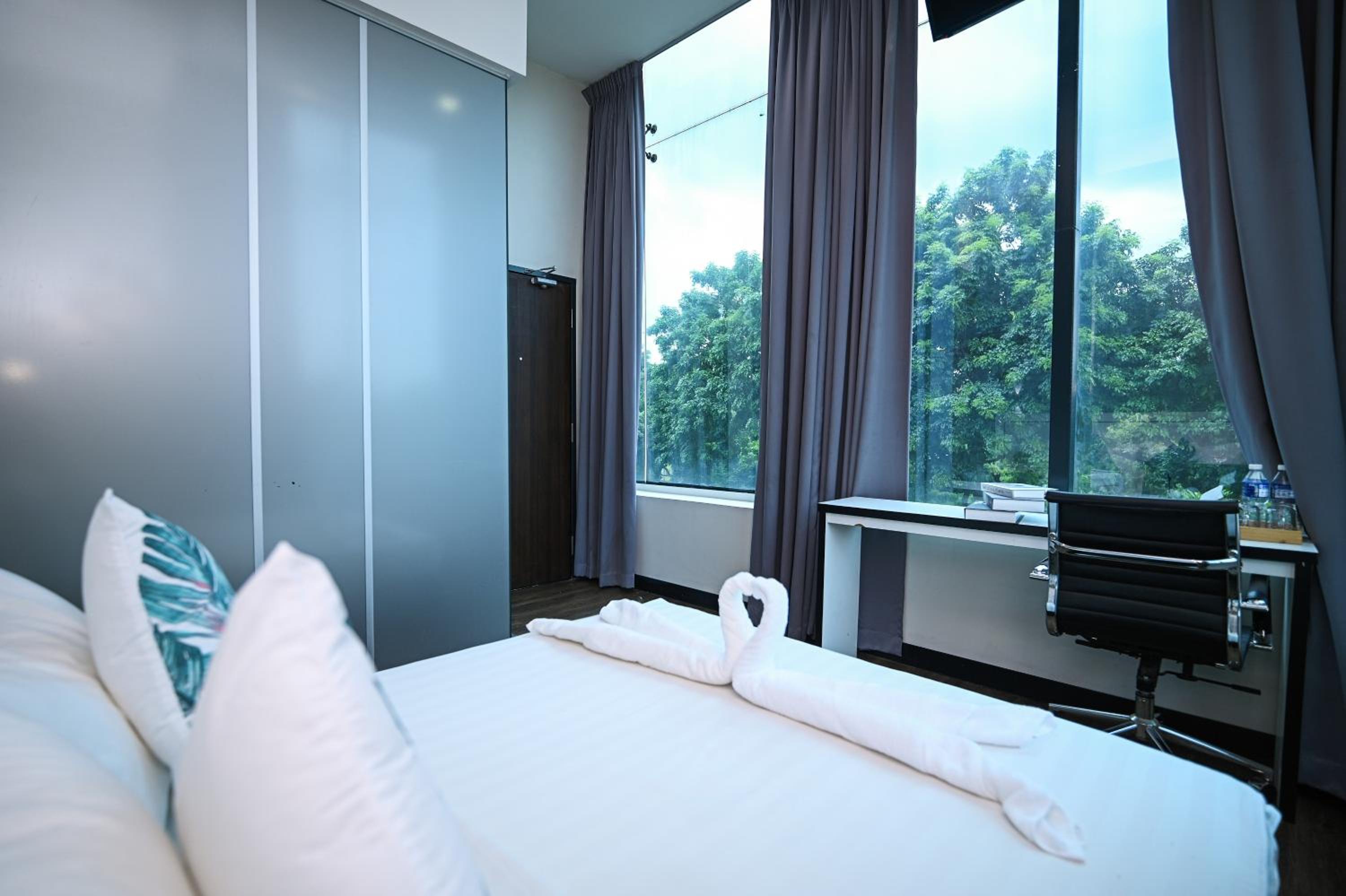 Deluxe Queen Room - Photo 5