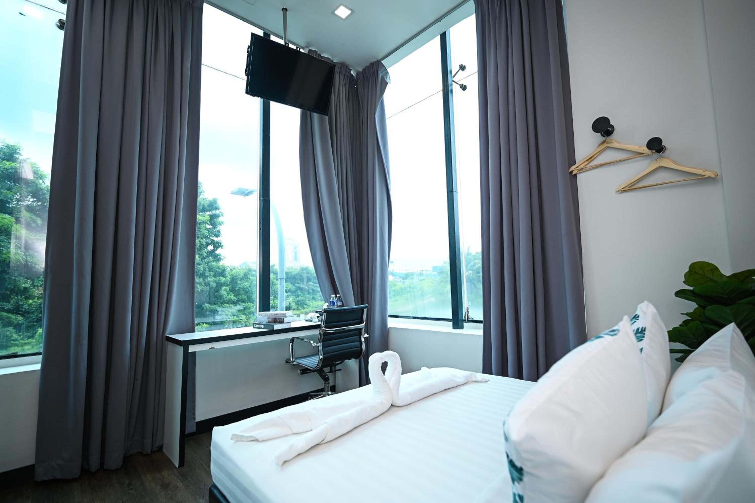 Deluxe Queen Room - Photo 3