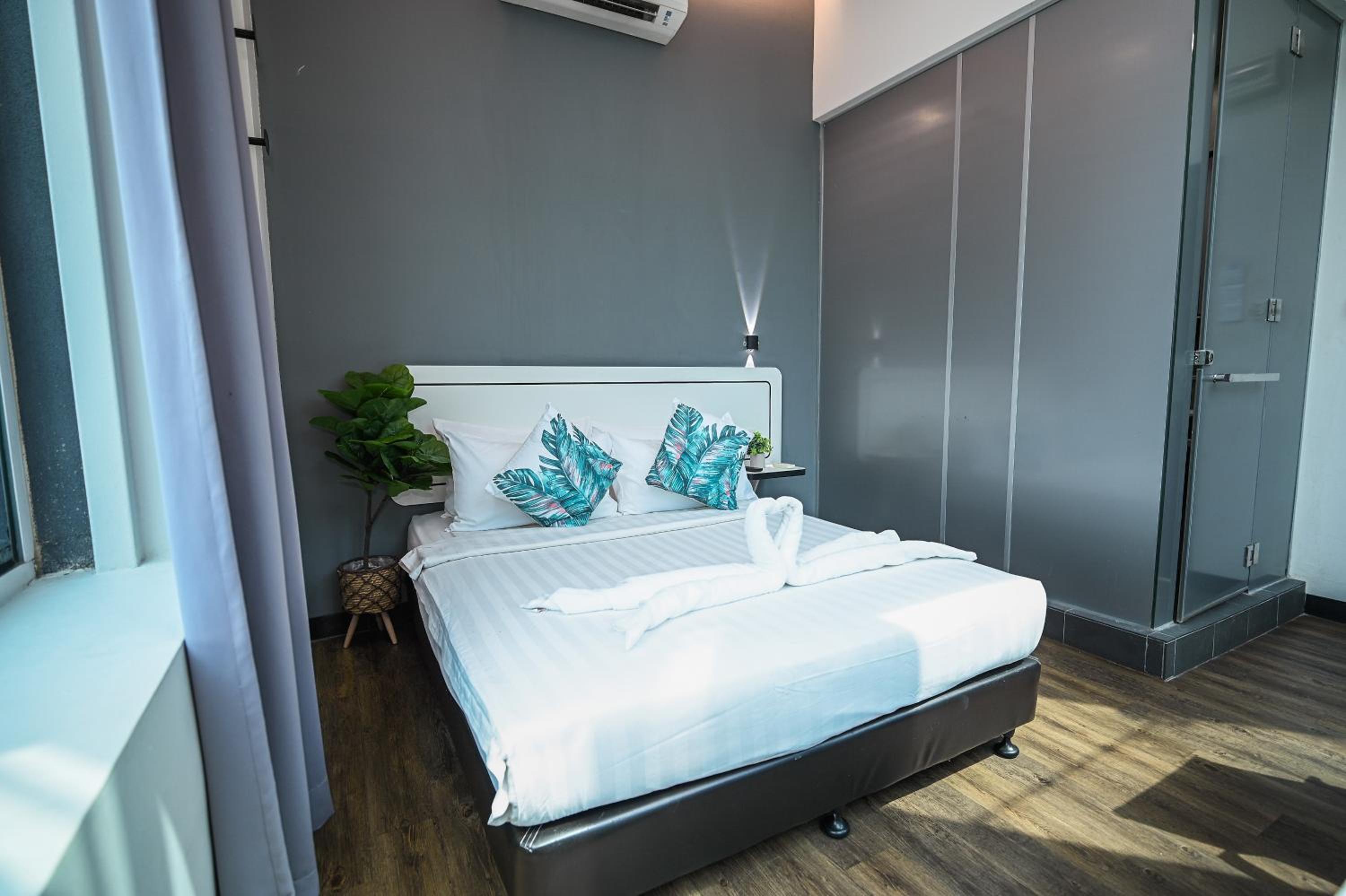 Deluxe Queen Room - Photo 1