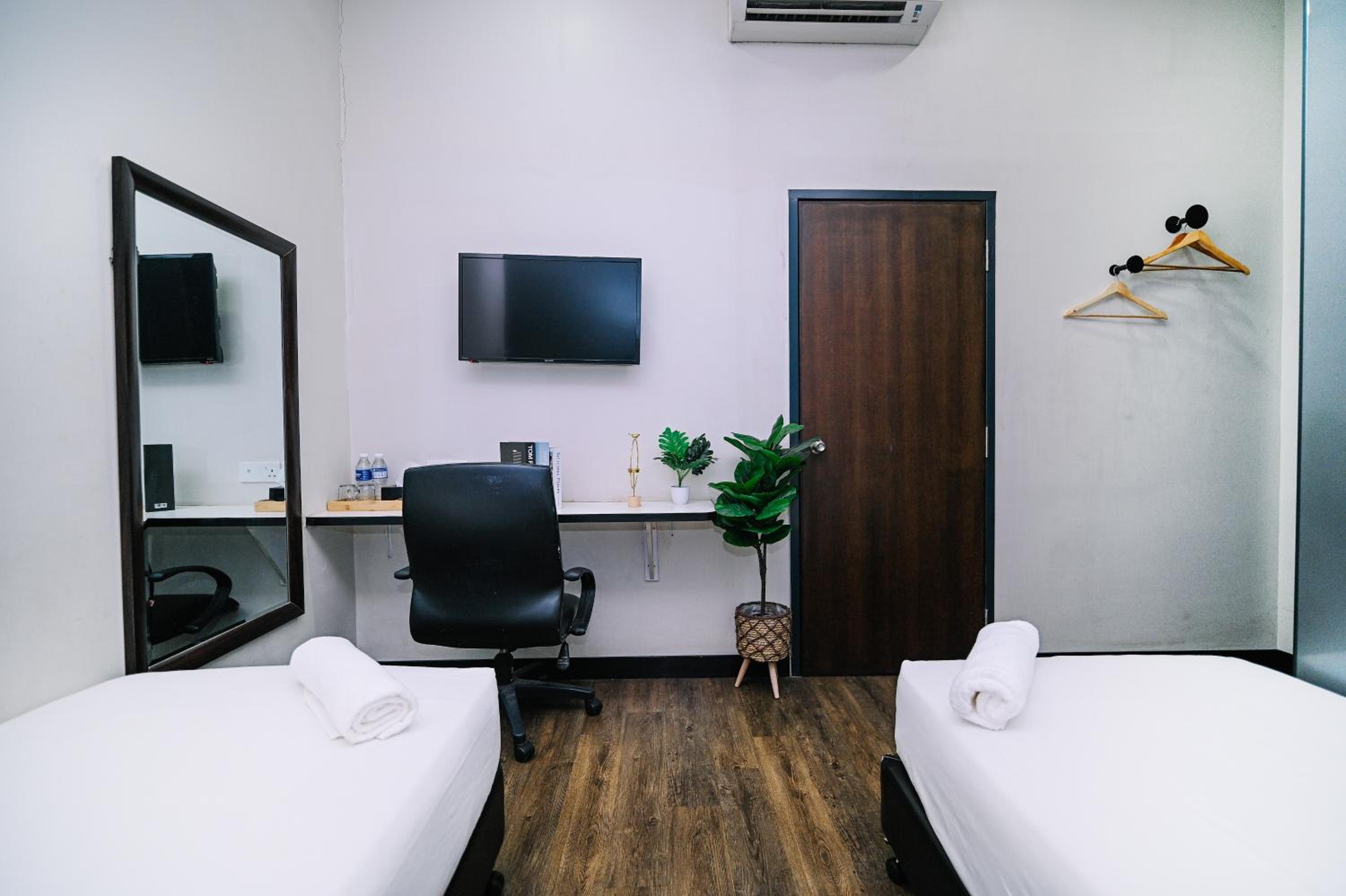 Standard Twin Room - Photo 2