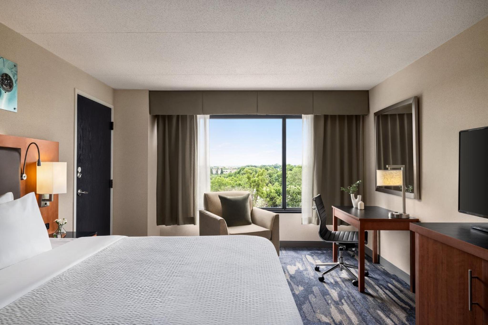 Premium King Room - Photo 6