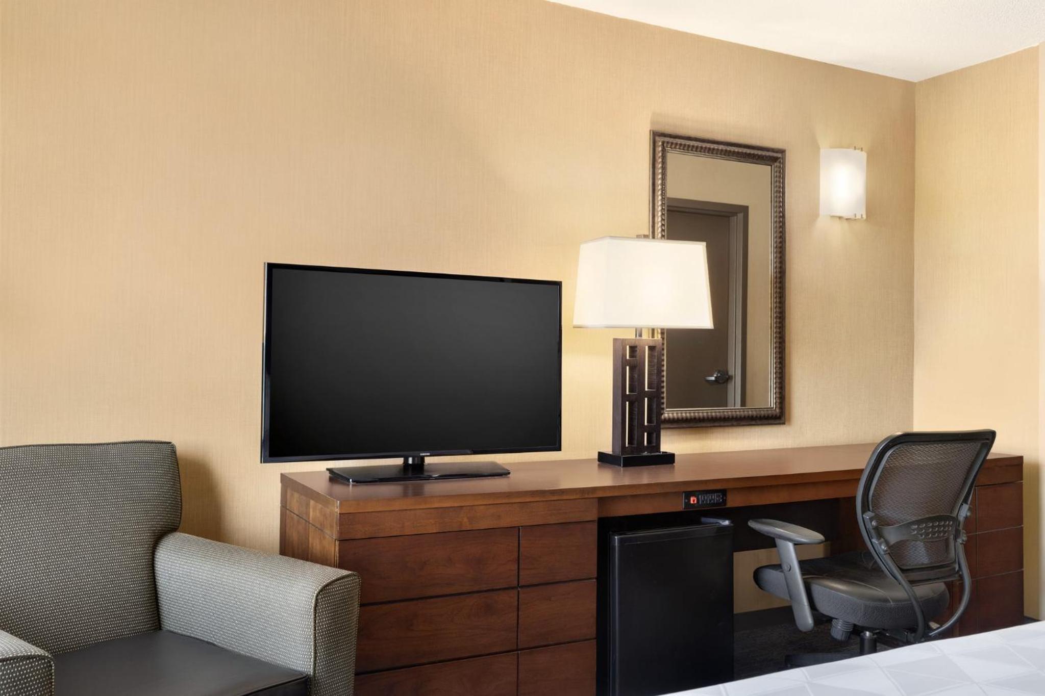 Standard King Room with Sofa Bed photo 2
