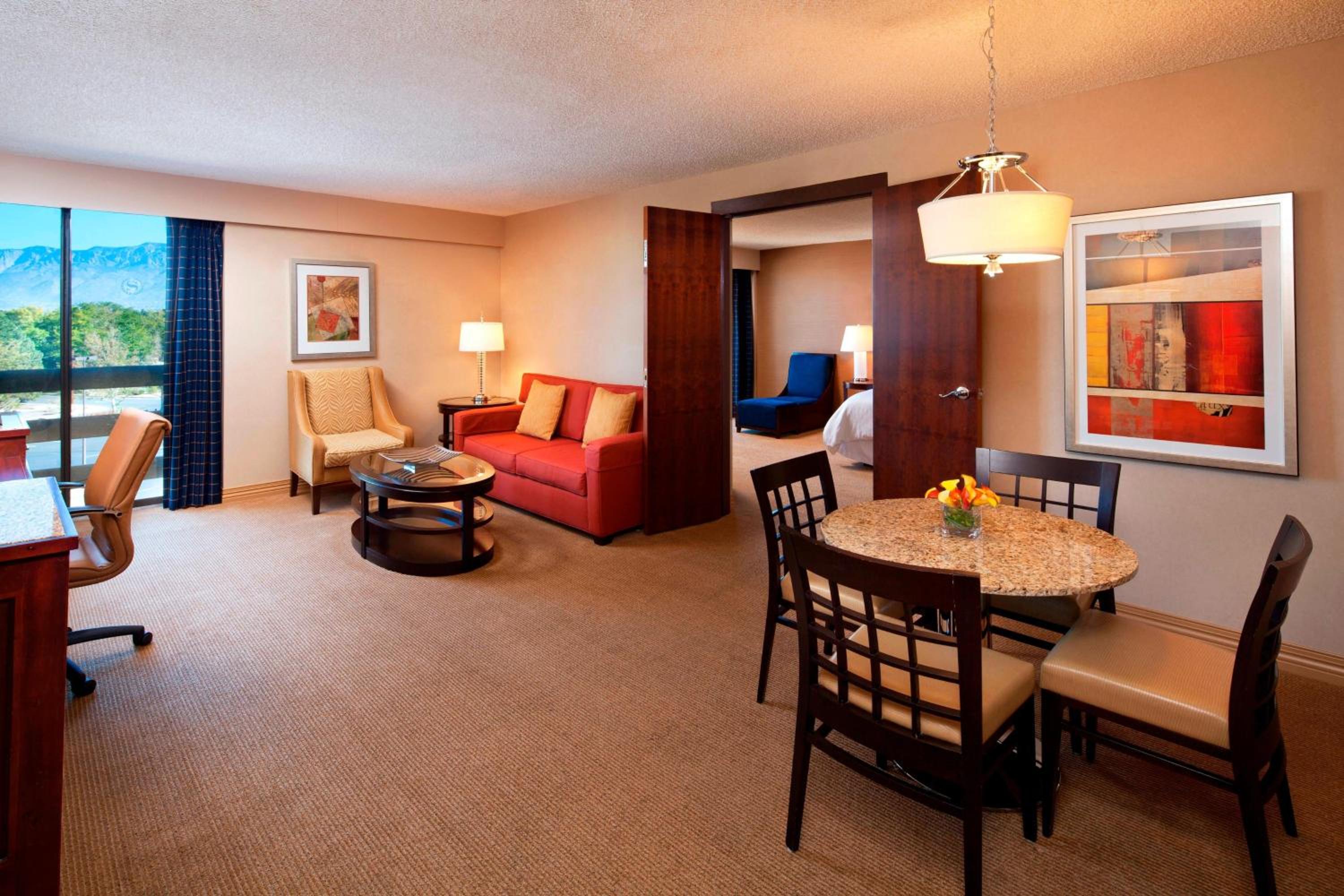 Club level, 1 Bedroom Executive Suite, 1 King or 2 Queen - Photo 4