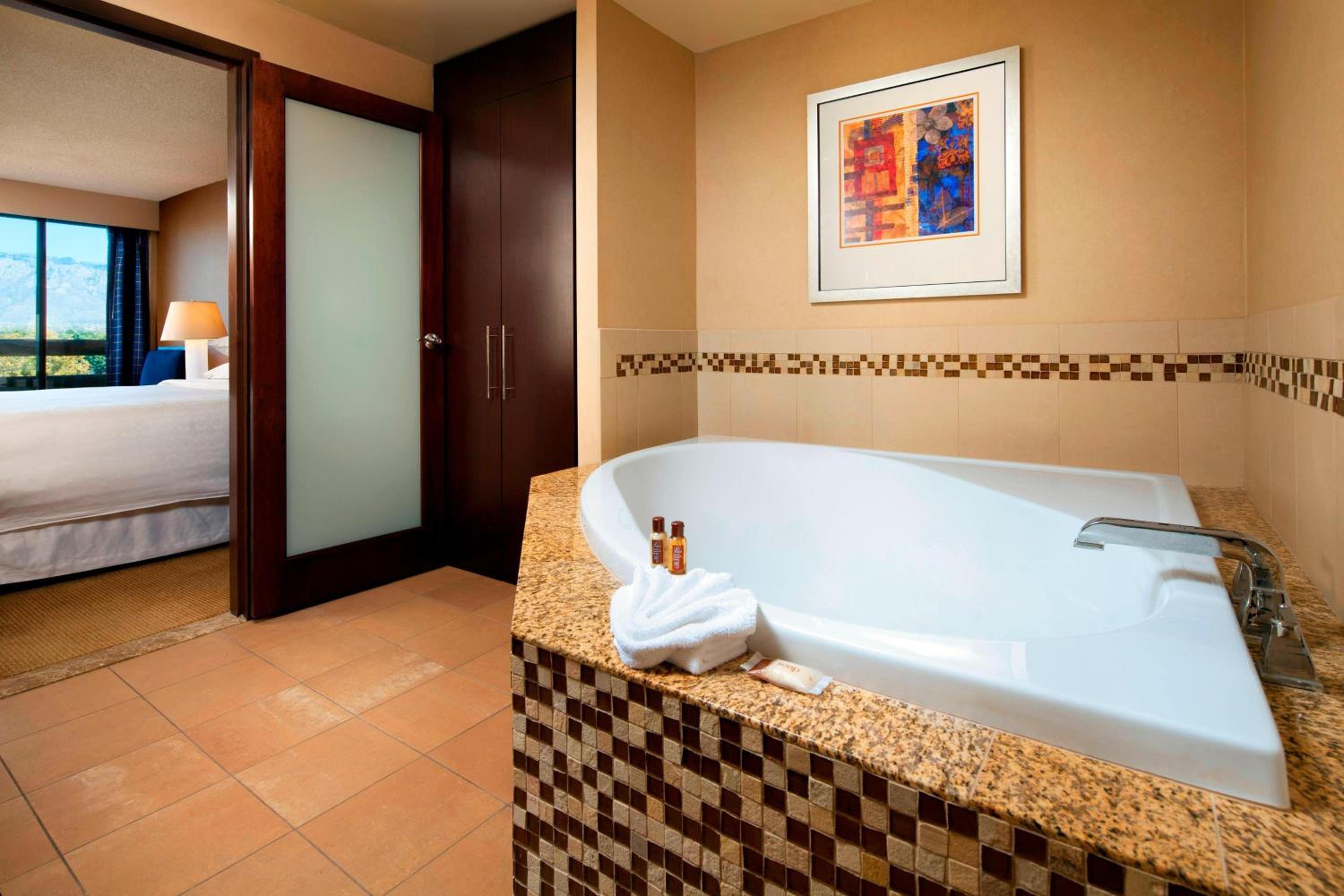 Club level, 1 Bedroom Executive Suite, 1 King or 2 Queen - Photo 3