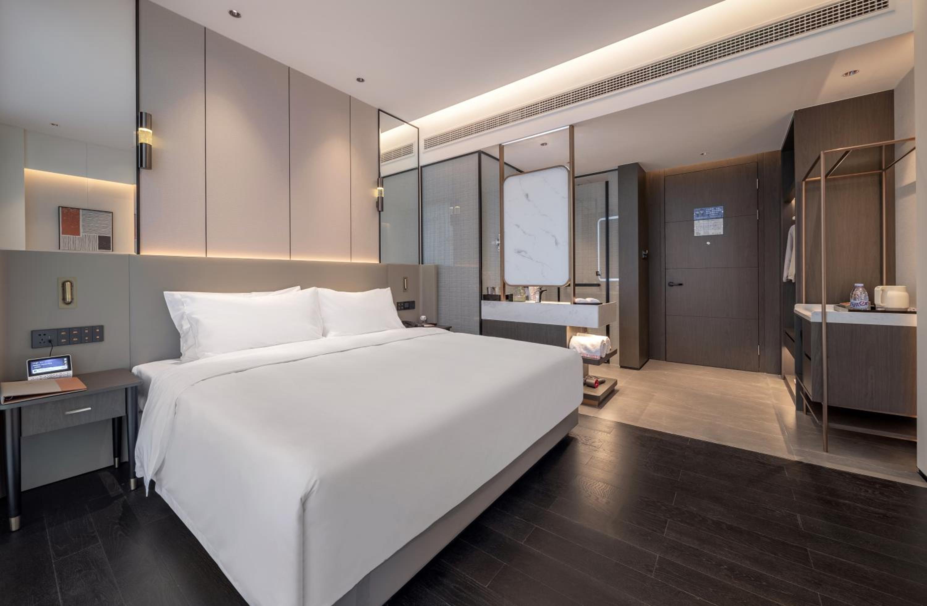 Comfort Queen Room photo 1