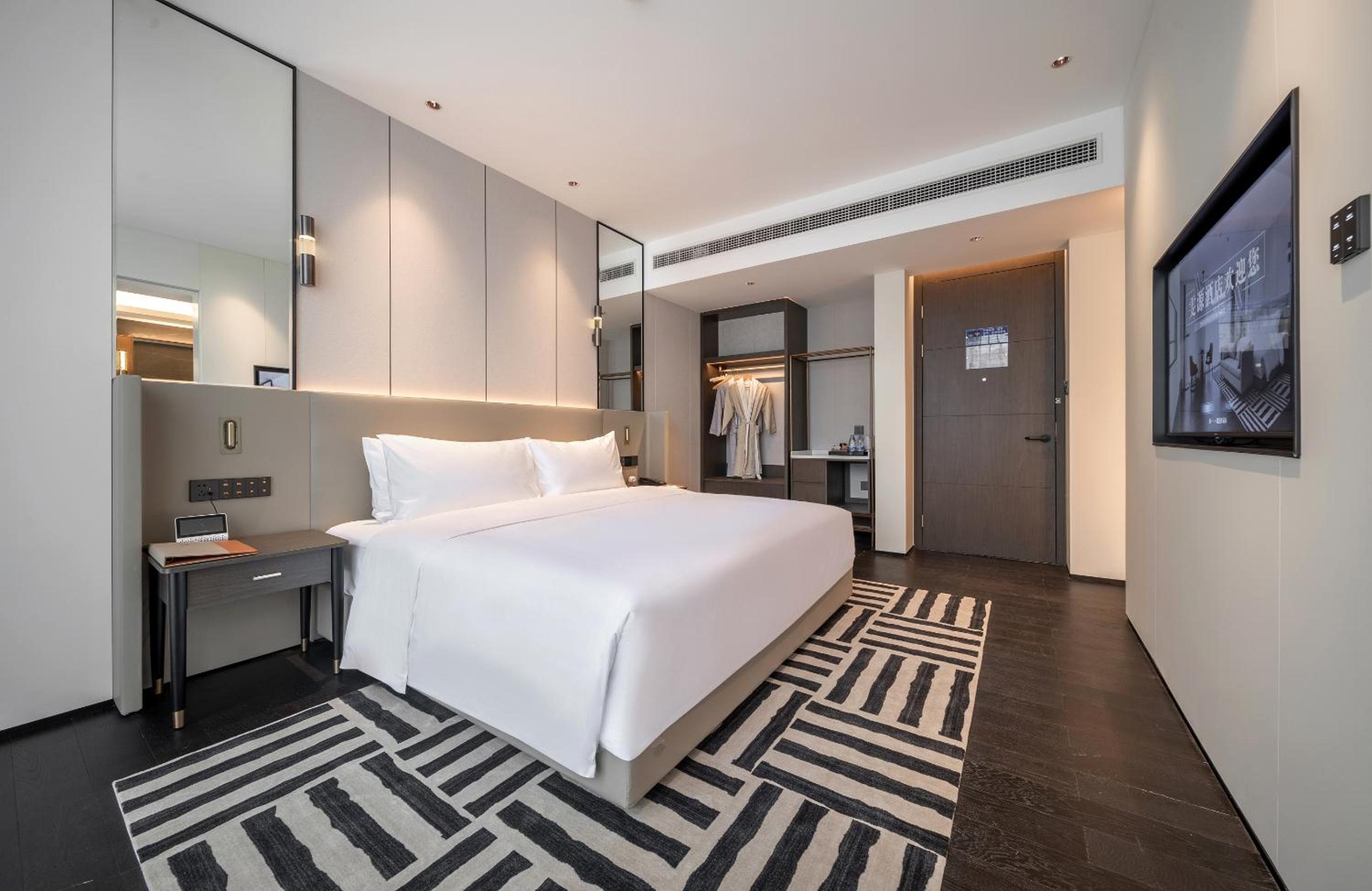 Deluxe Smart King Room photo 1