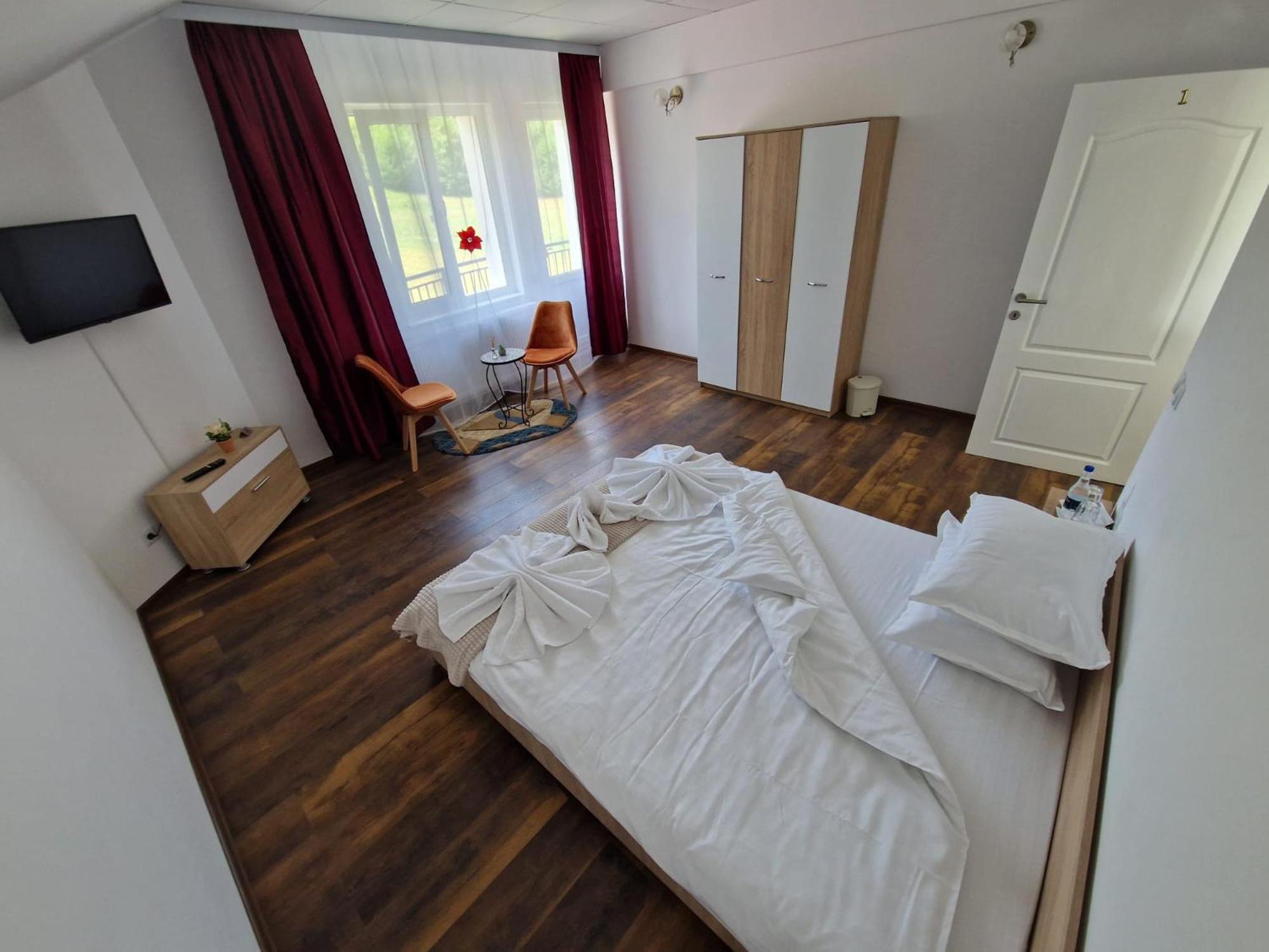 Double Room with Private Bathroom - Photo 15