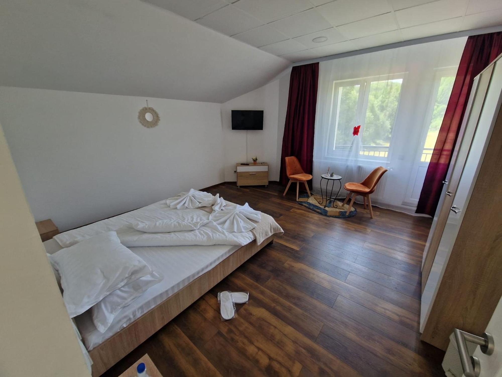 Double Room with Private Bathroom - Photo 16