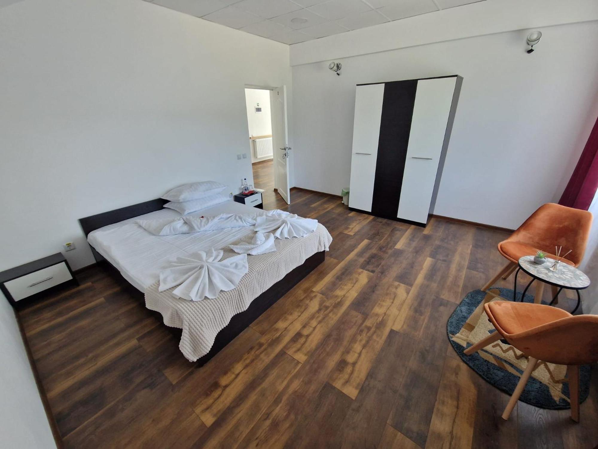 Double Room with Private Bathroom - Photo 17