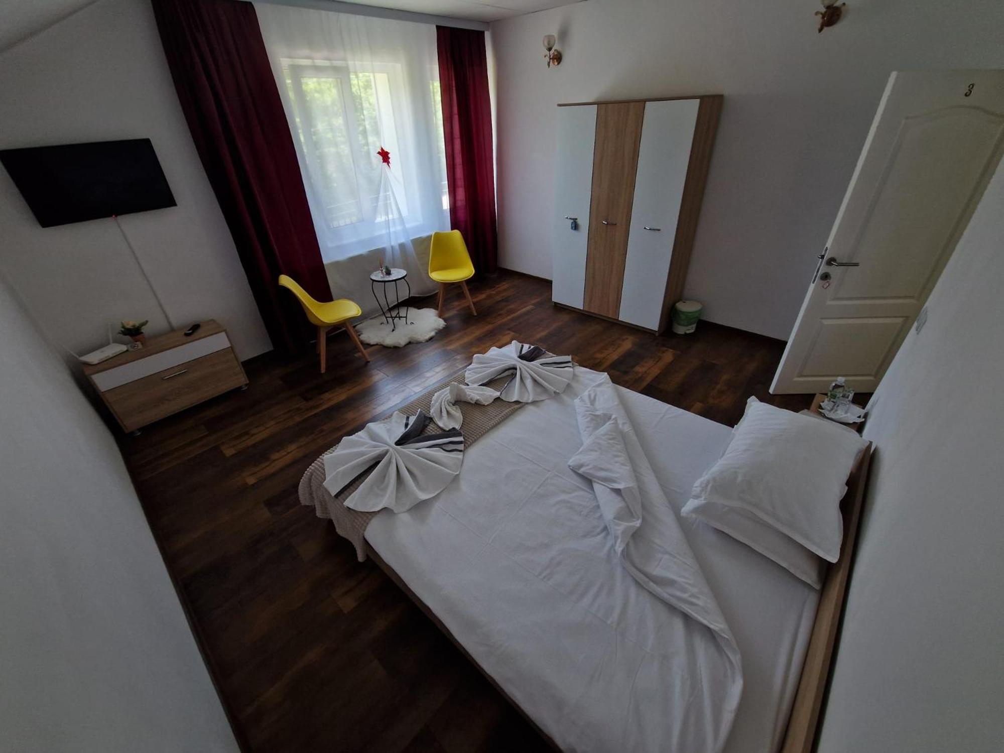 Double Room with Private Bathroom - Photo 18