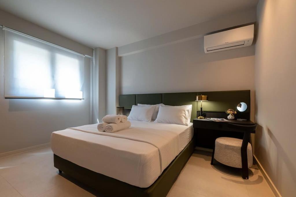 One-Bedroom Apartment with Balcony and City View photo 1