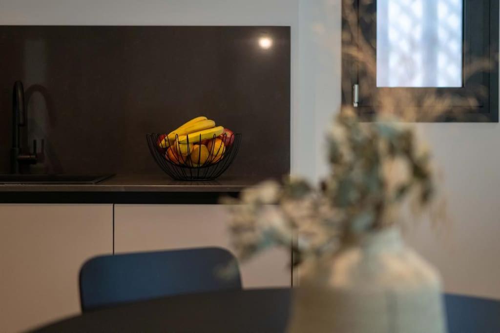 One-Bedroom Apartment with Balcony and City View photo 3