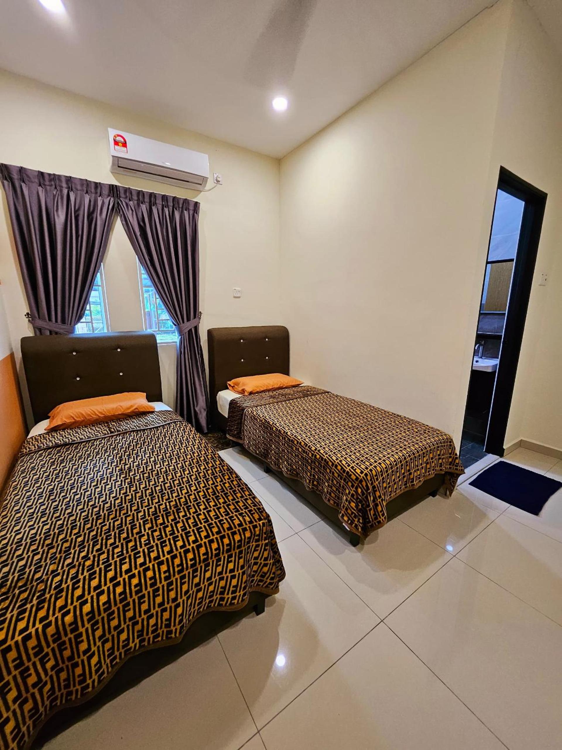 Twin Room with Private Bathroom photo 1