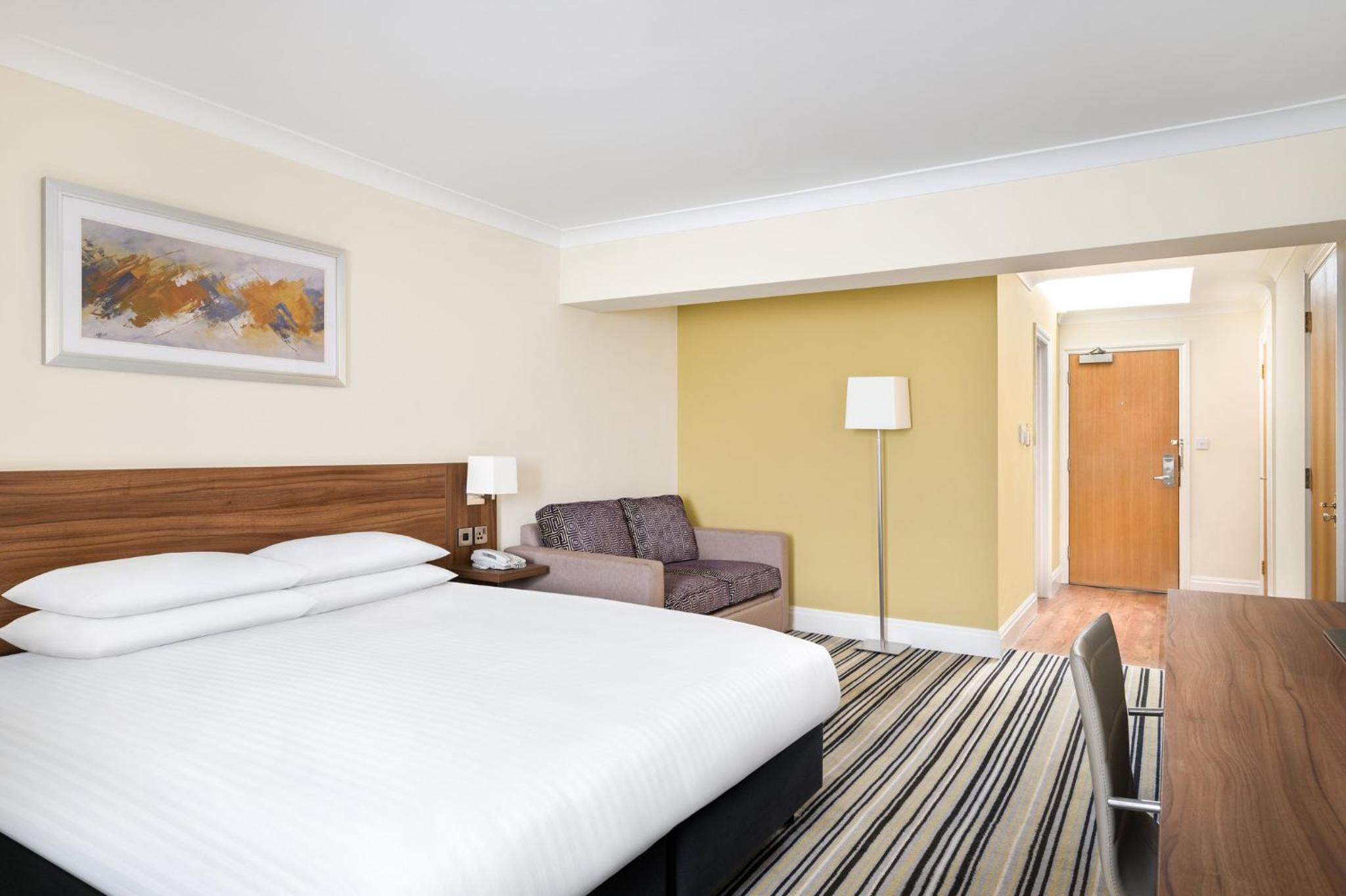 Standard King Room with Sofa Bed - Photo 3