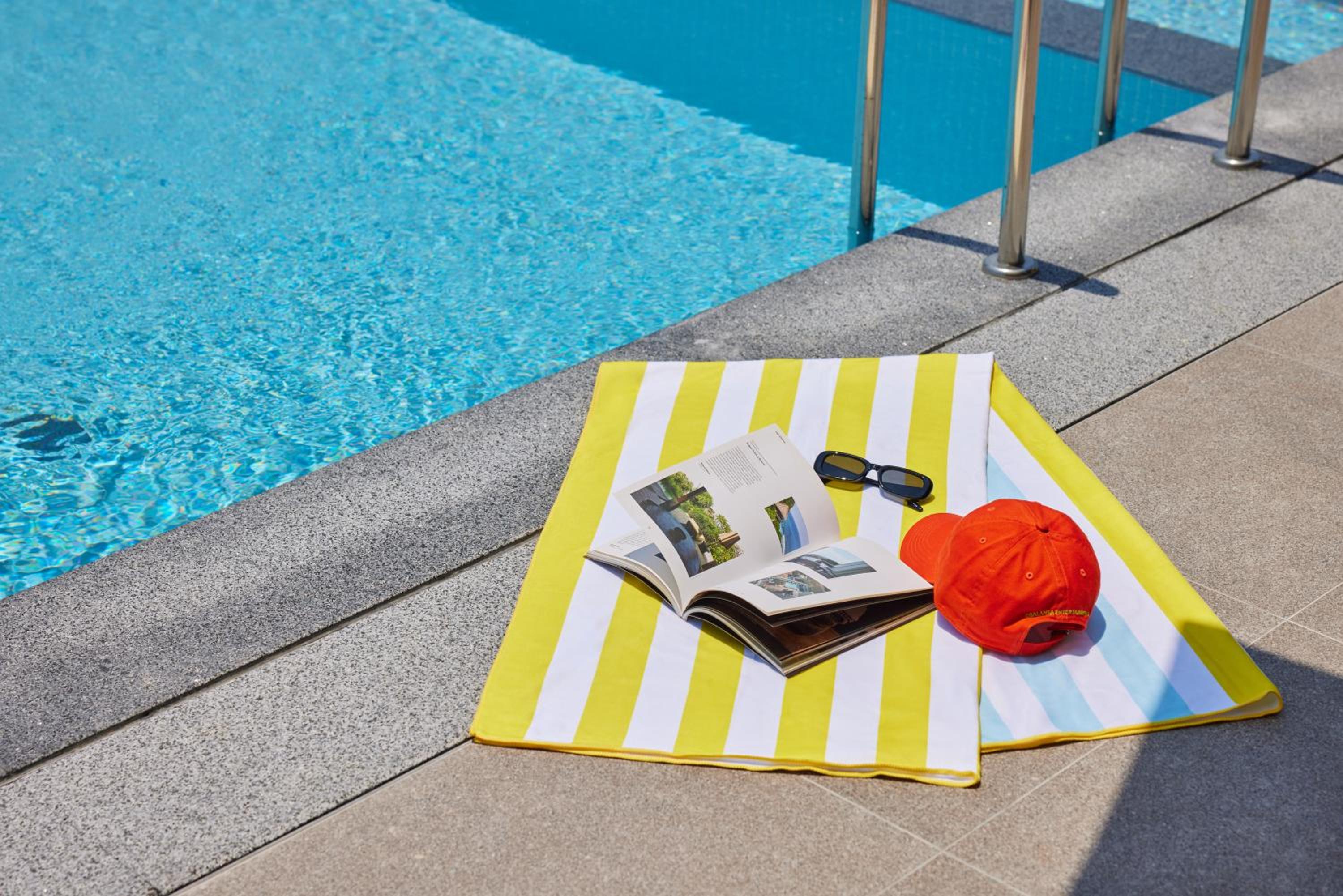 Standard Queen Town View (Part 2 - 2:00pm~4:30pm) Rooftop Swimming Pool For 2 Pax)