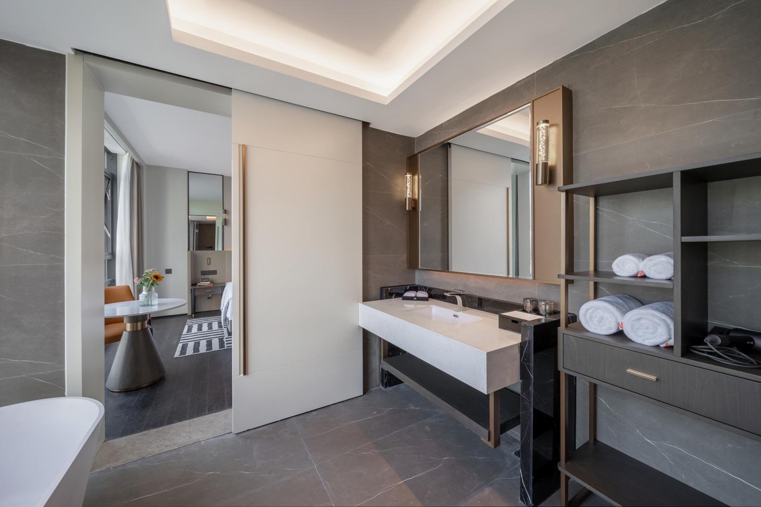 Deluxe Smart King Room photo 2