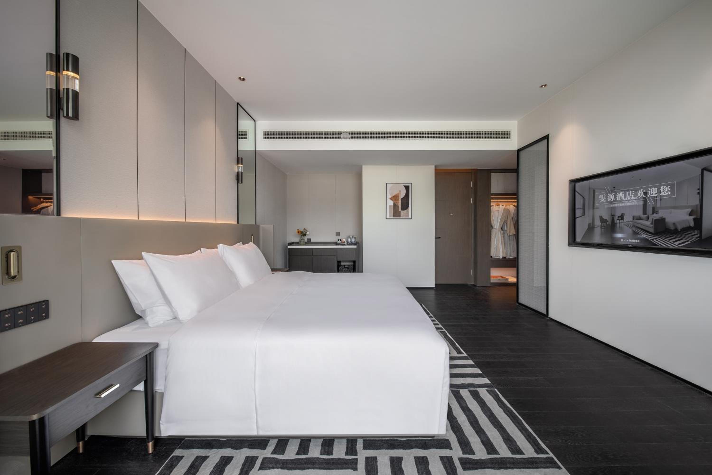 Deluxe Smart King Room photo 3
