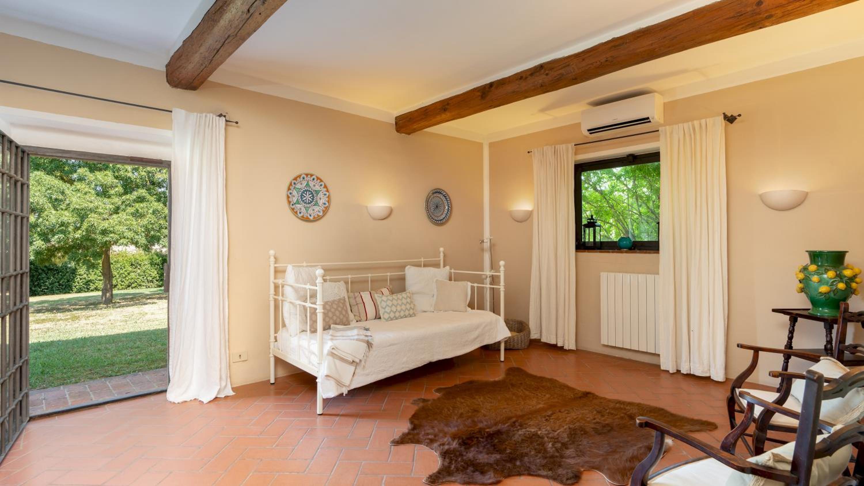 Six-Bedroom Villa  photo 2