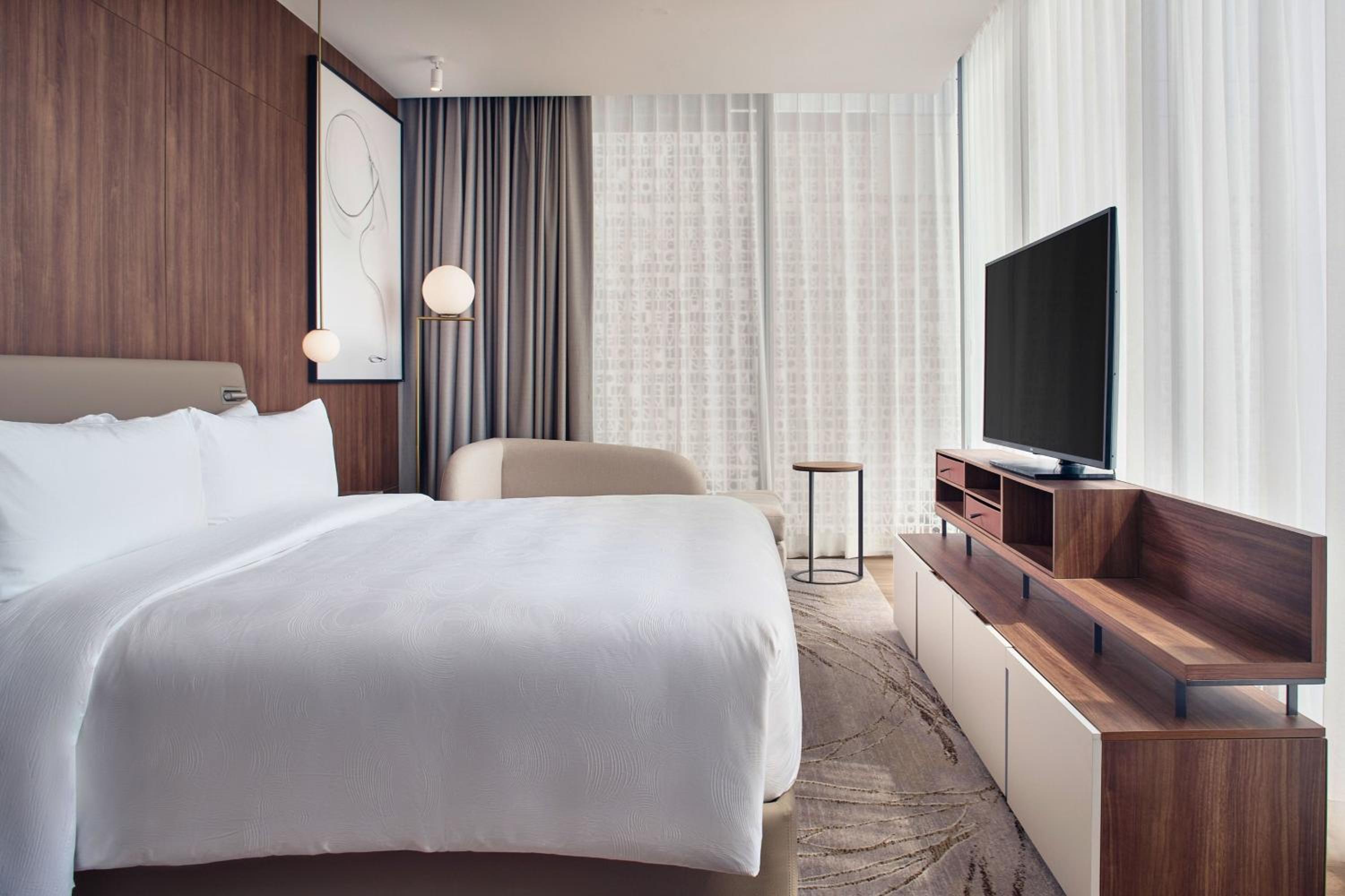 Executive level Deluxe Guest room with 1 King, City view - Photo 2