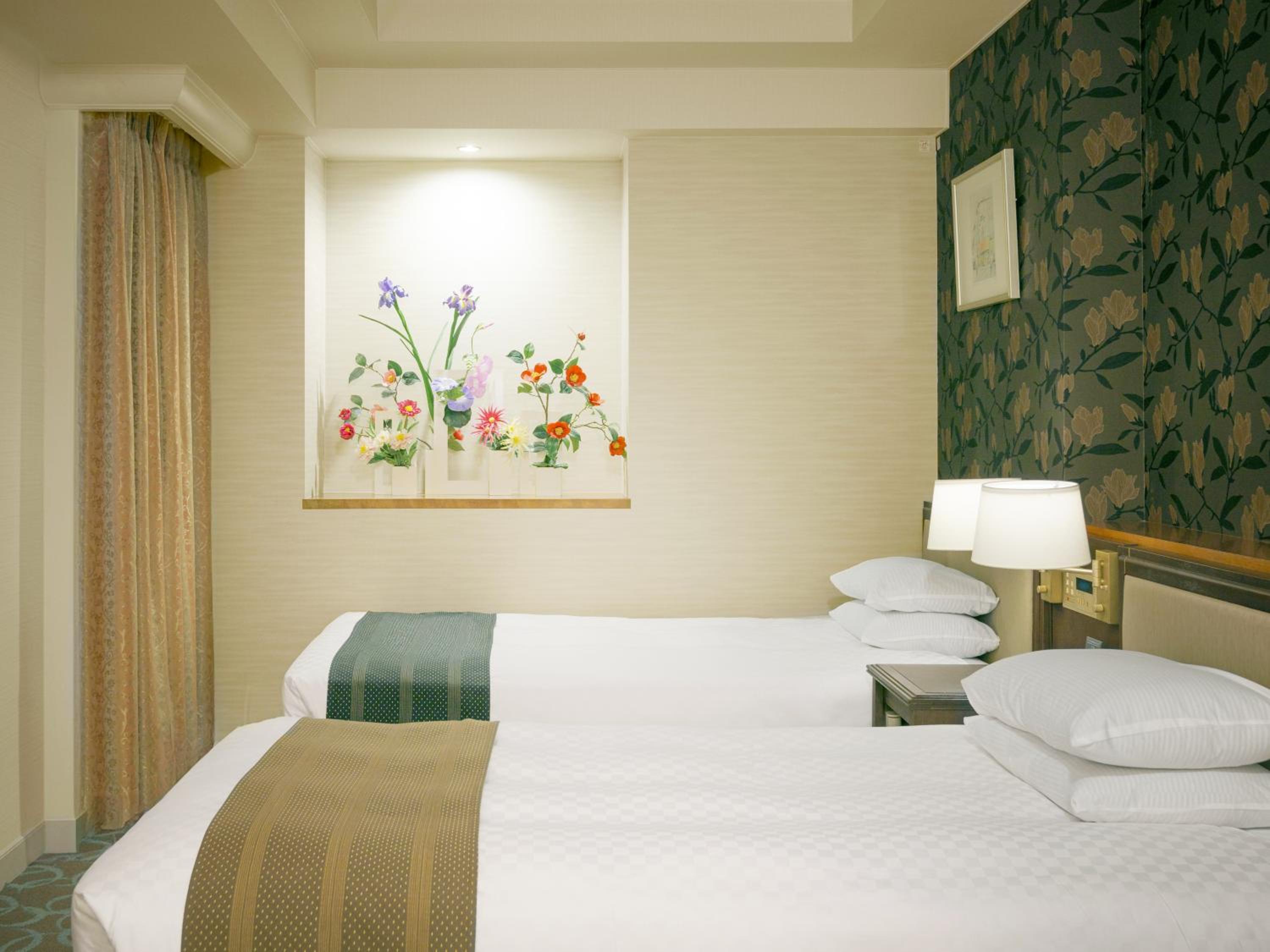 Comfort Twin Room with Sofa Bed with City View photo 2