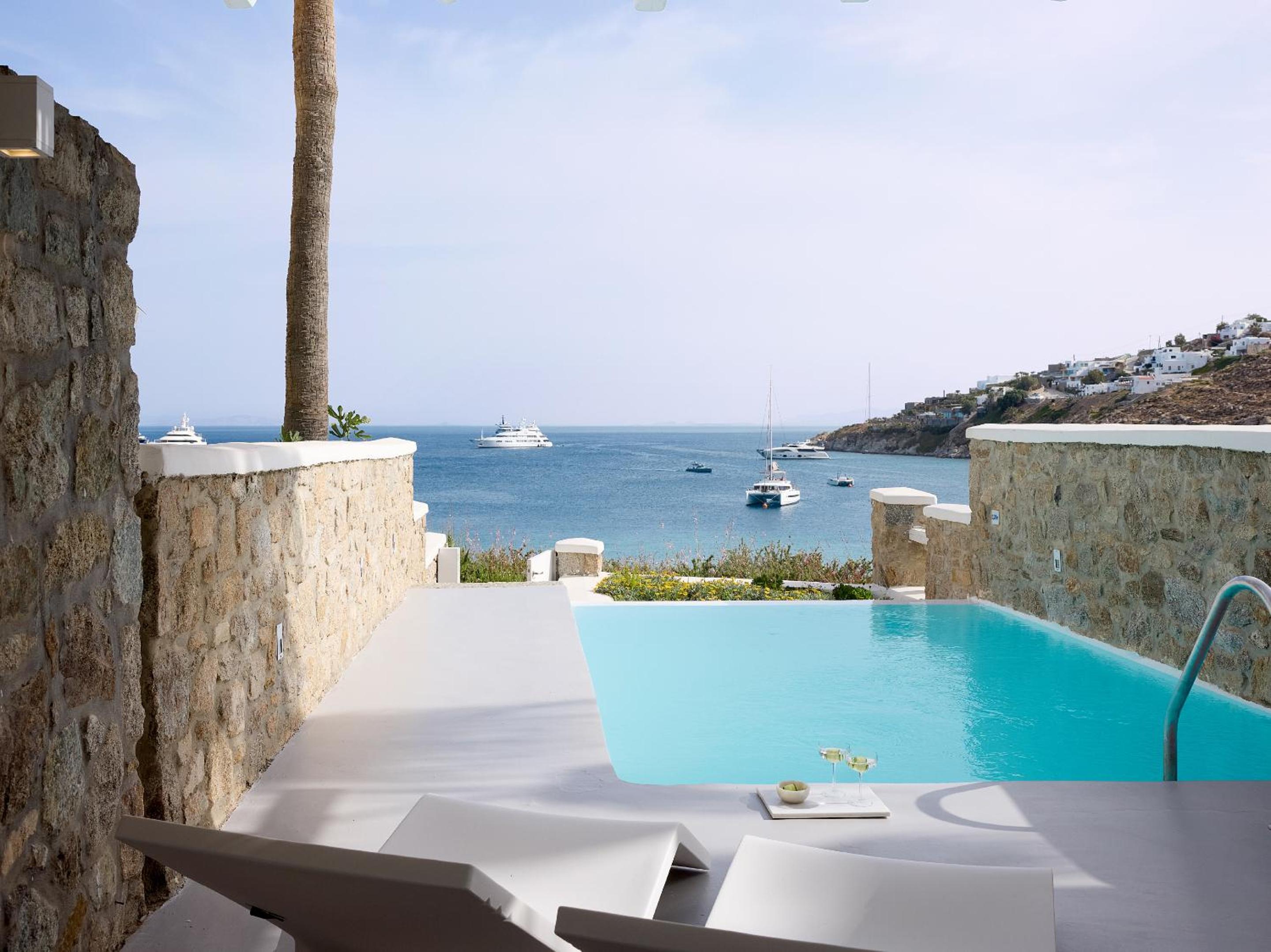 Open Plan Suite with Private Pool - Photo 12