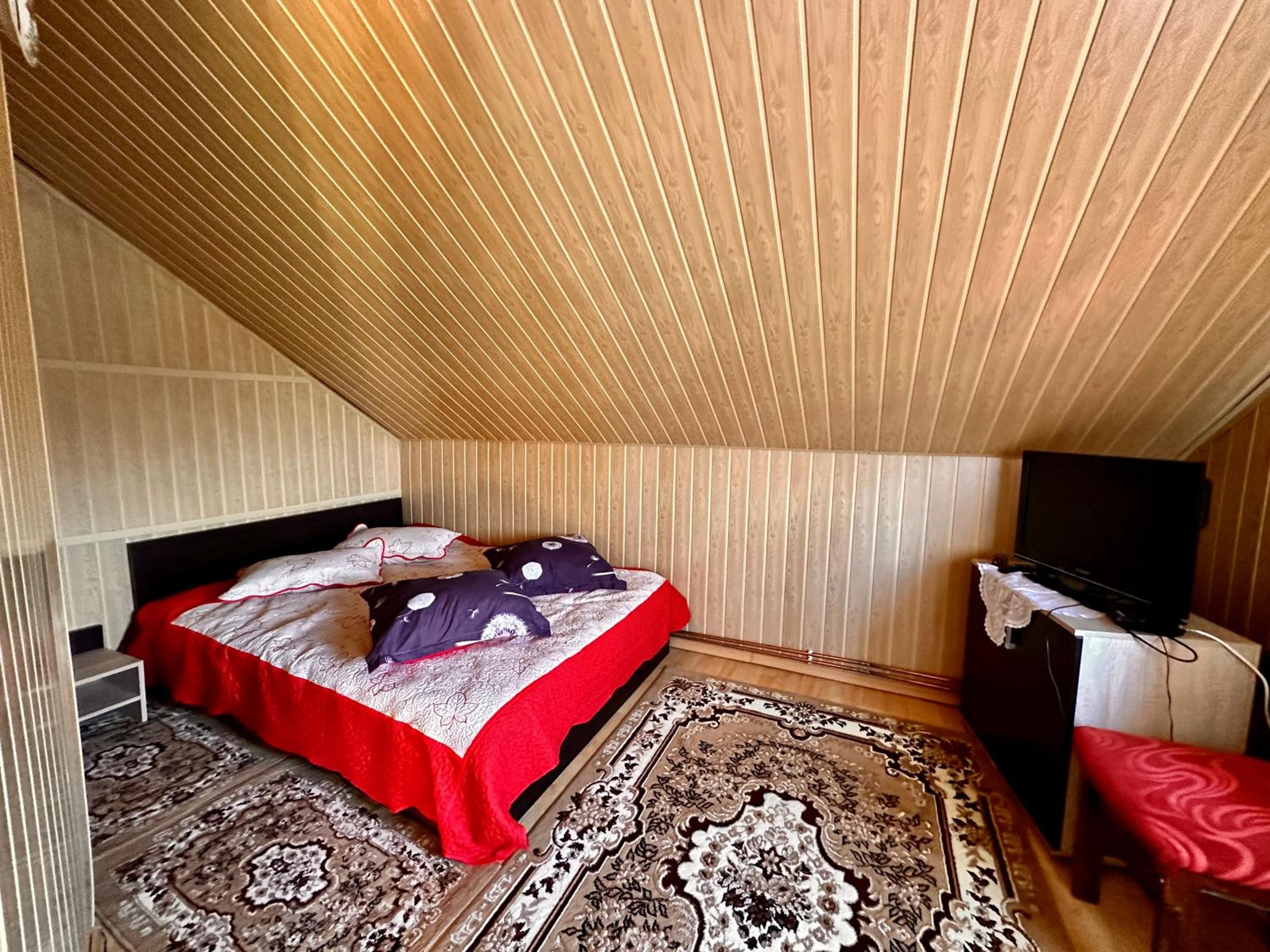 Six-Bedroom House photo 2
