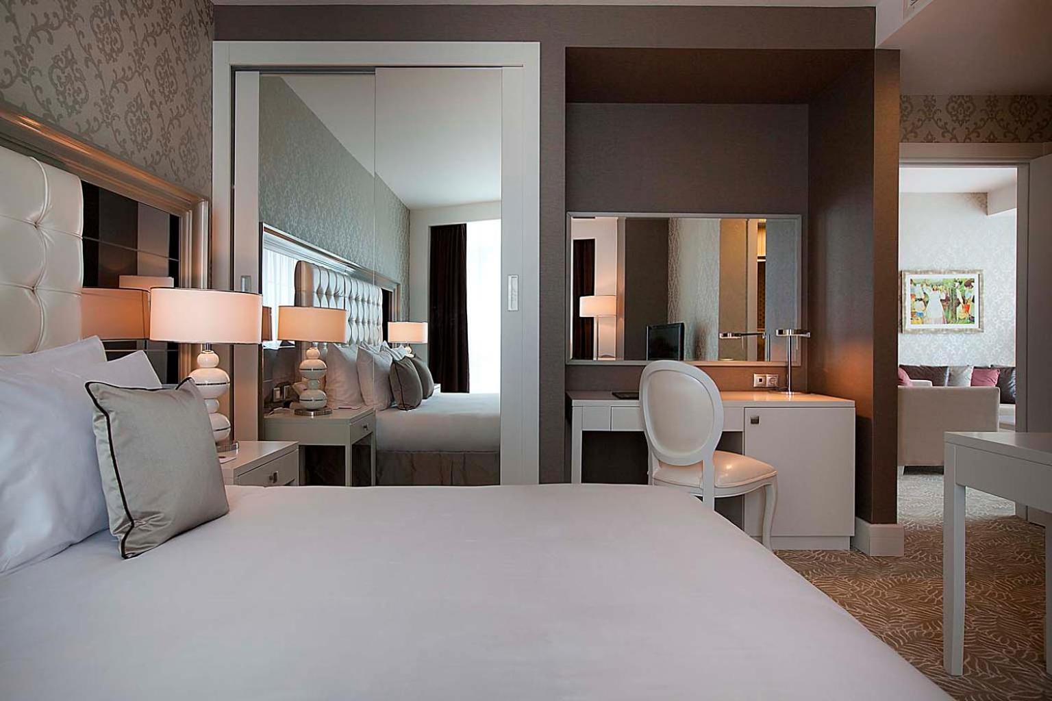 Executive Suite - Photo 1