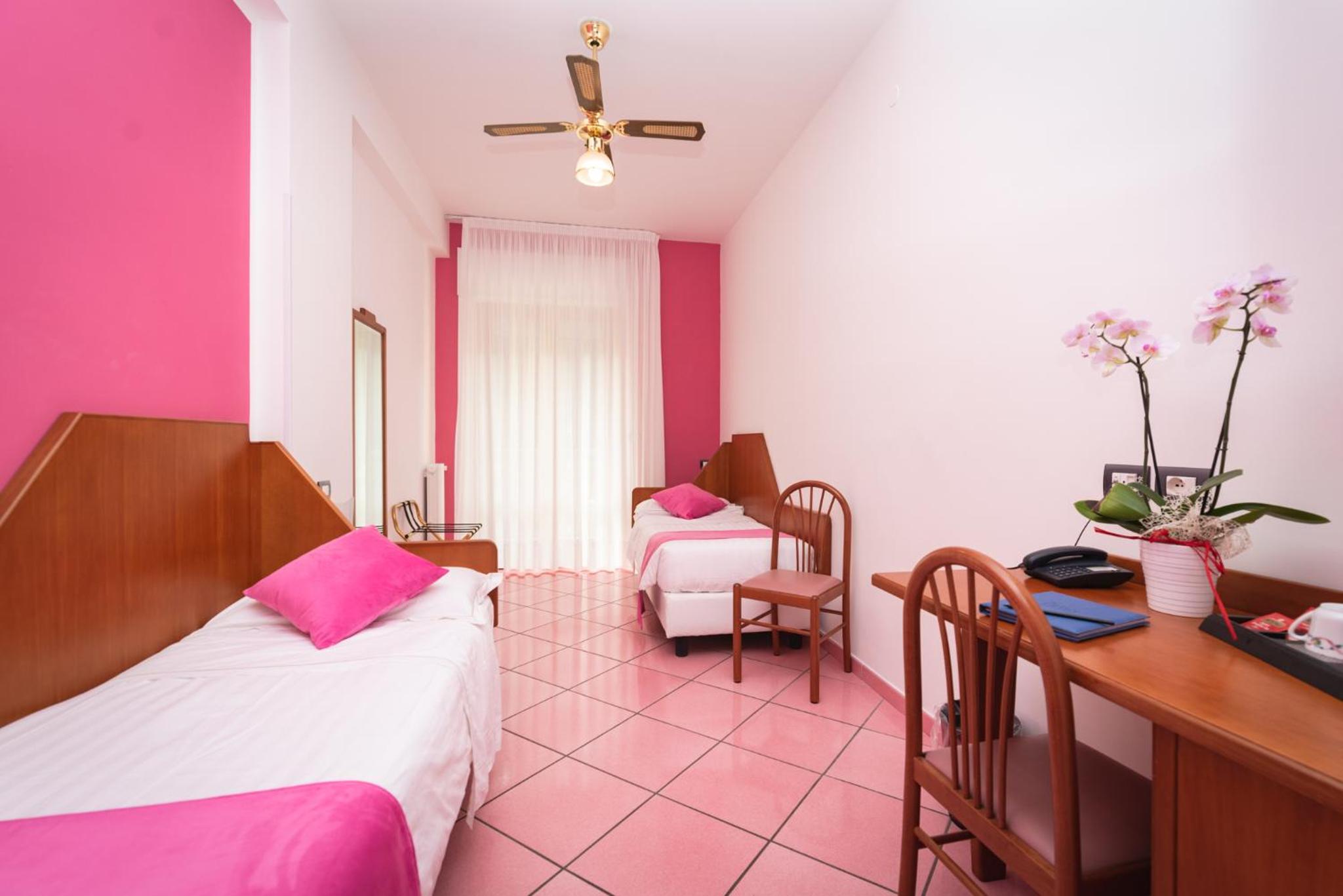 Twin Room with Balcony - Photo 1