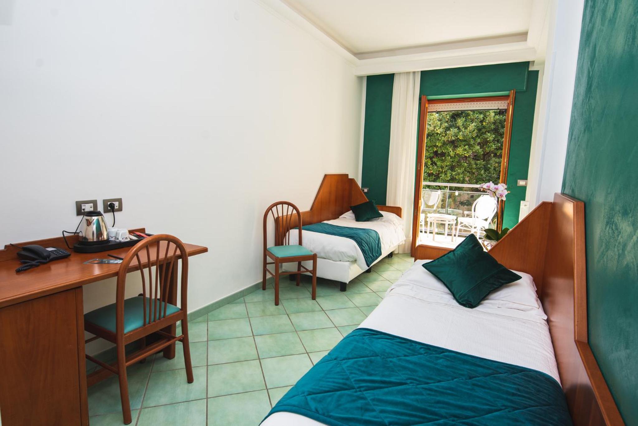 Twin Room with Balcony - Photo 3