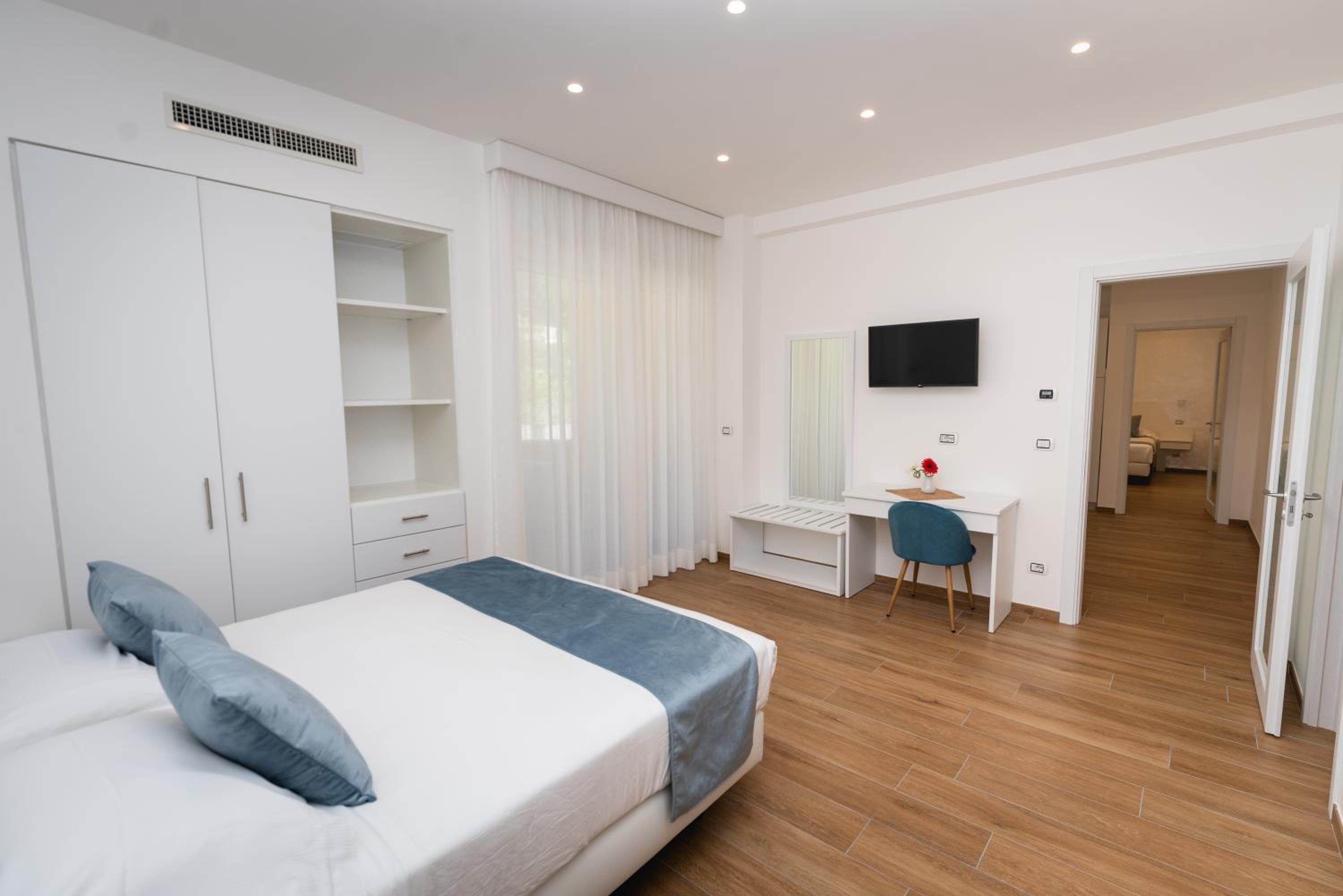 Three-Bedroom Apartment with Balcony - Photo 2
