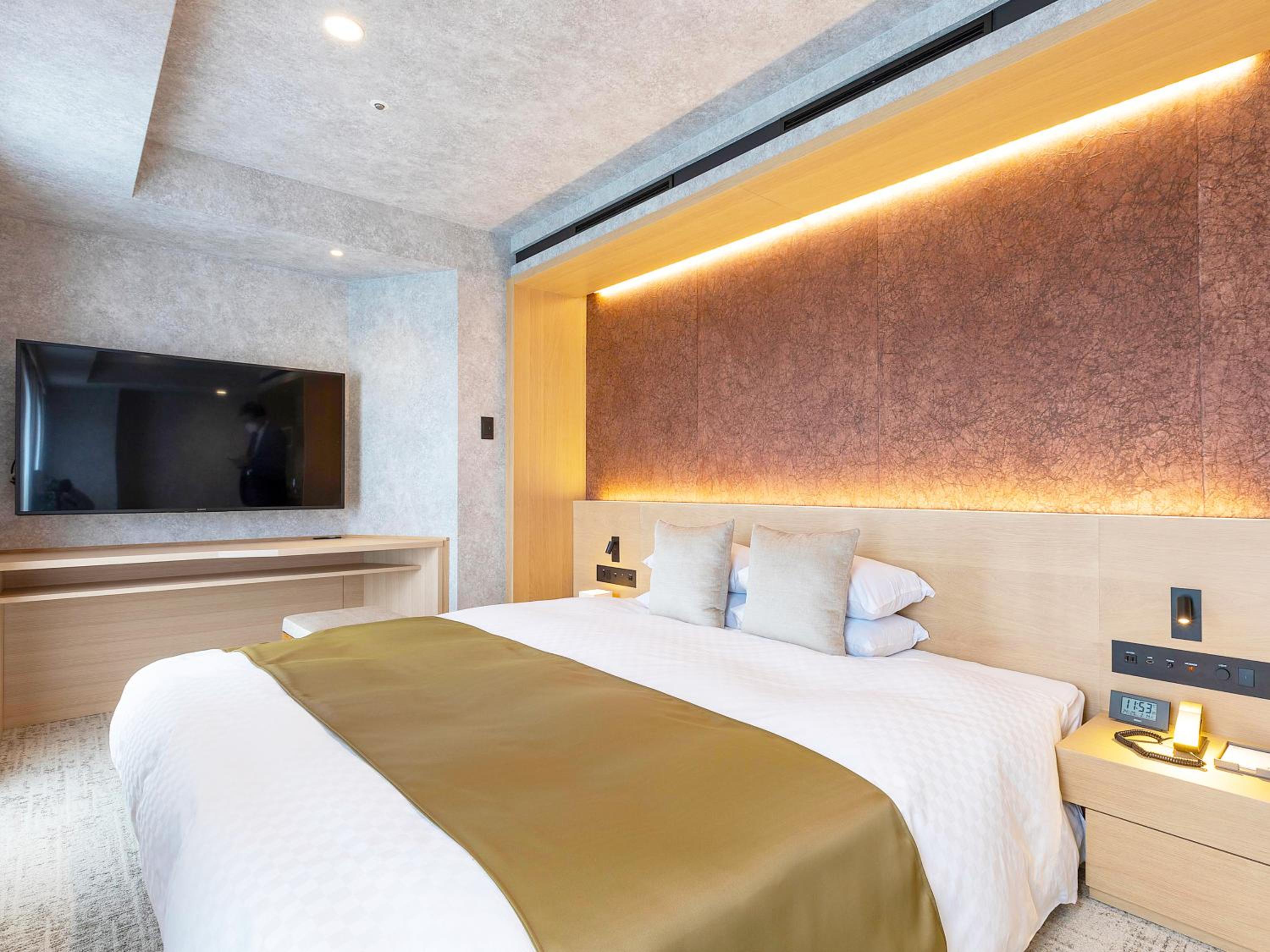 Deluxe Queen Room with Sofa Bed and City View photo 2