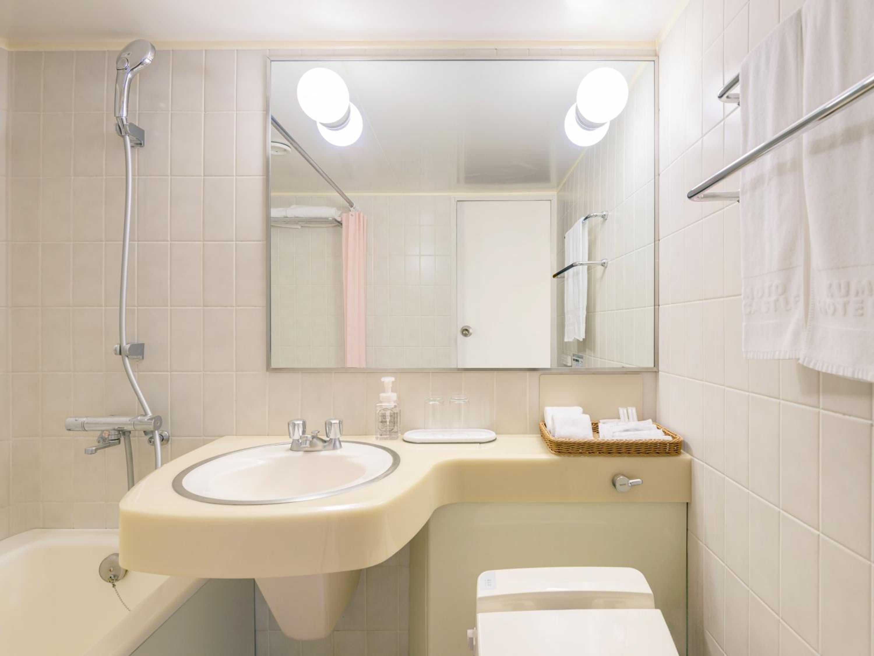 Moderate Twin Room with Sofa Bed and City View photo 2