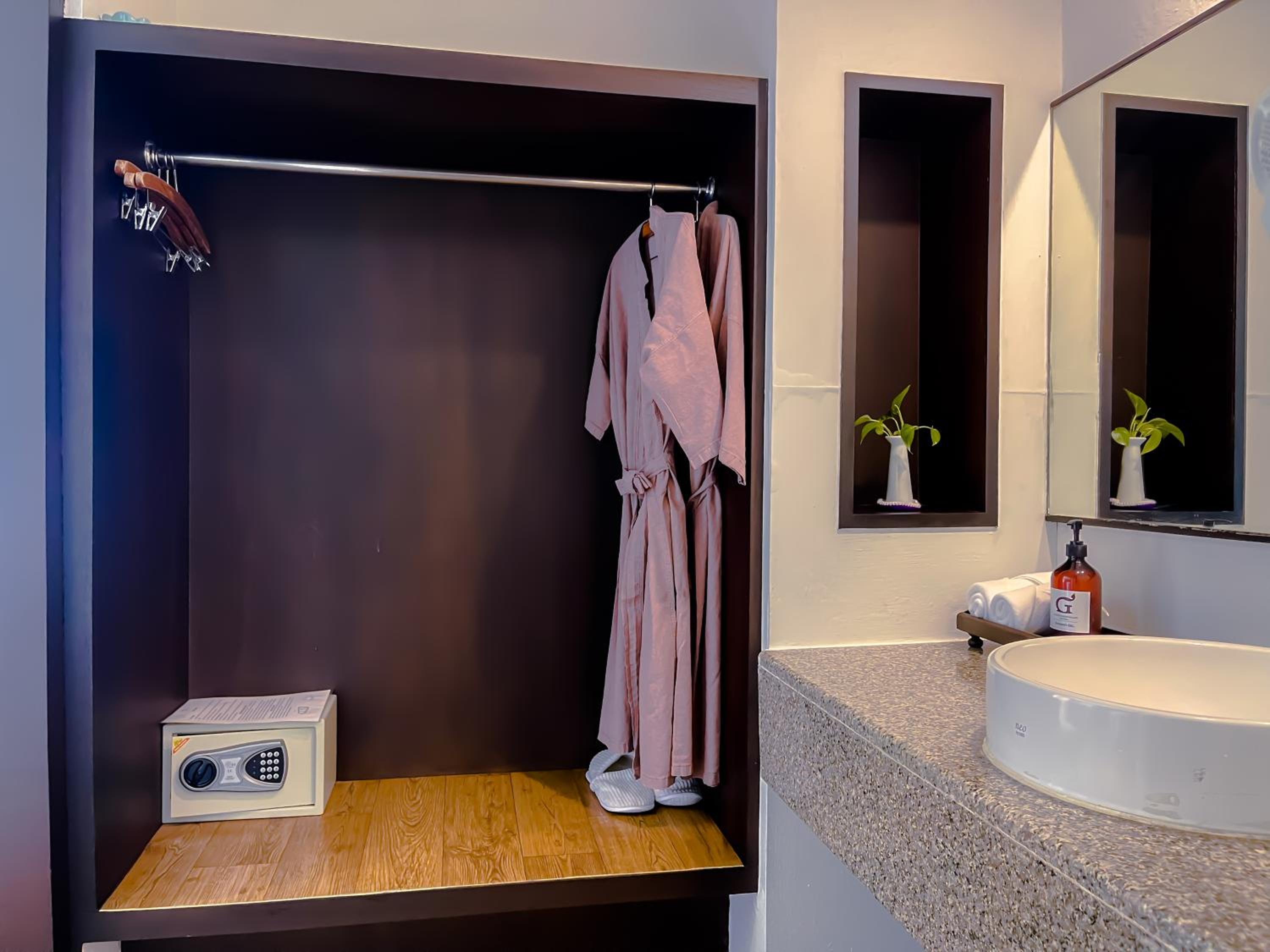 King Suite - Photo 11