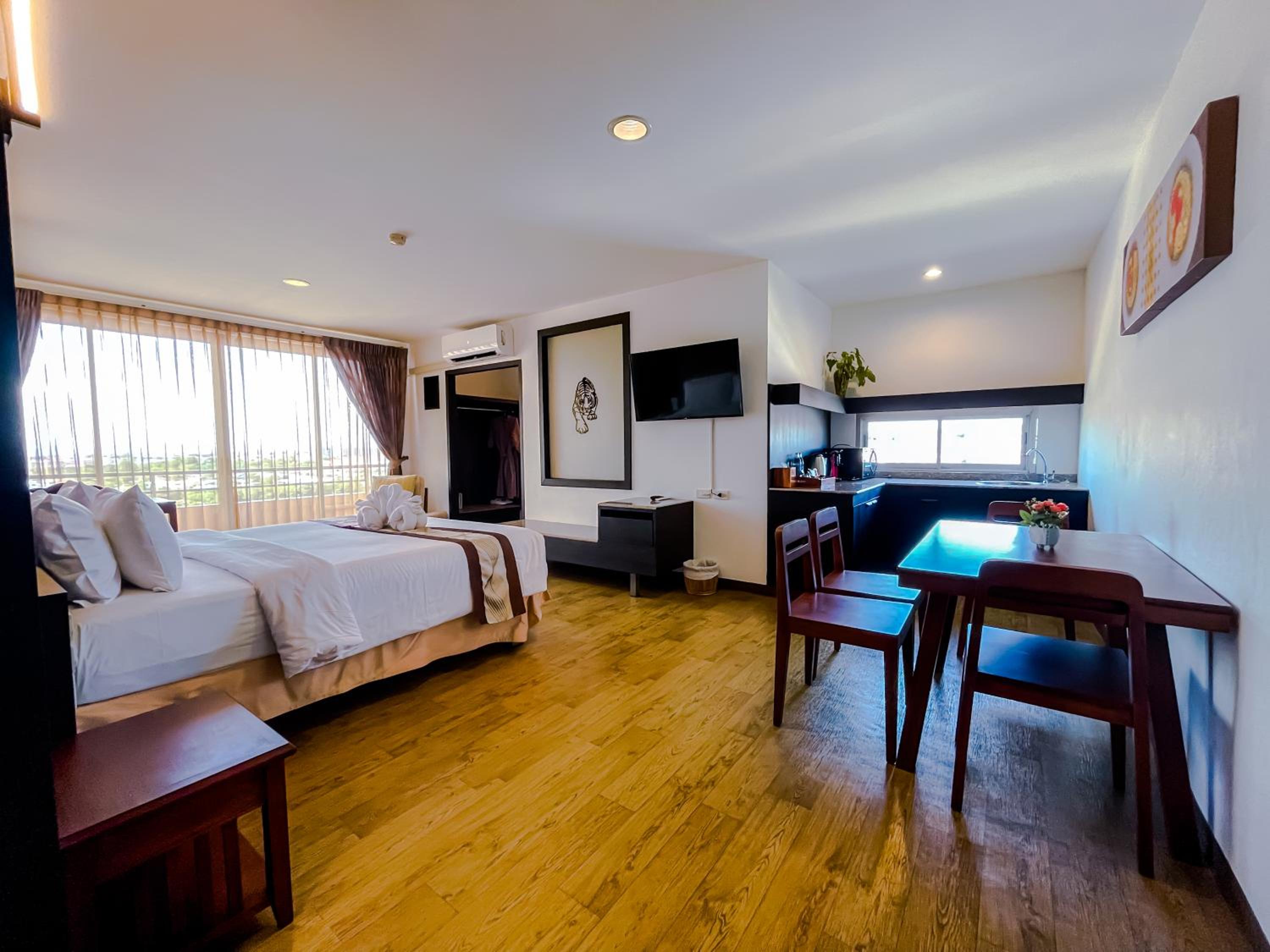 King Suite - Photo 6