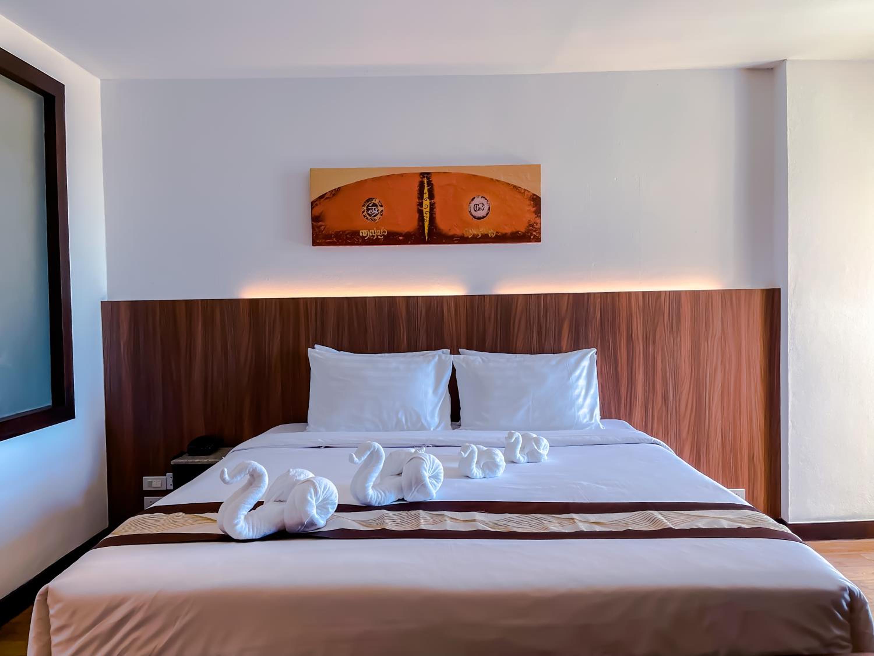 Deluxe King Room - Photo 8
