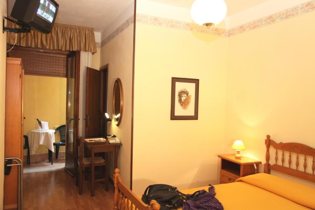 Budget Double Room - Photo 3