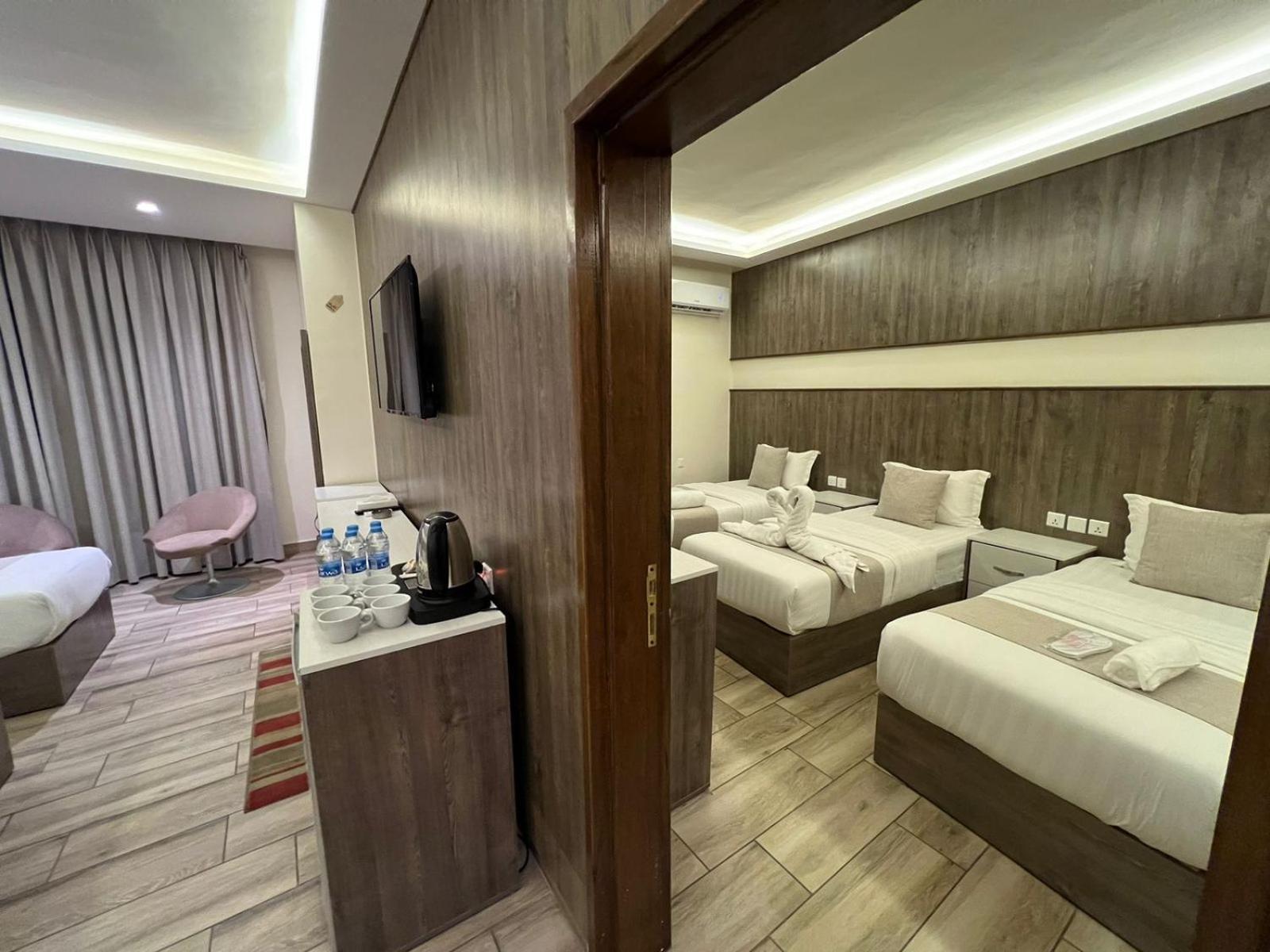 Deluxe Family Room - Photo 2