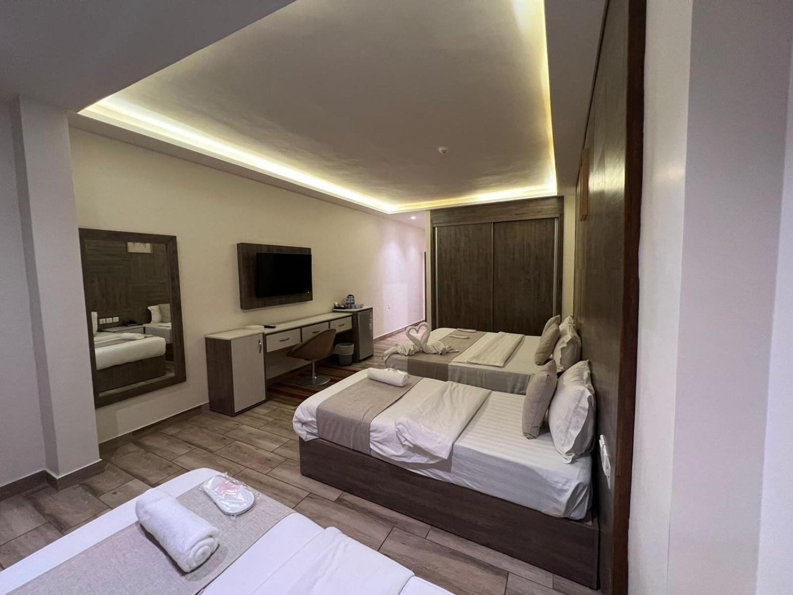 Deluxe Double Room (2 Adults + 1 Child) - Photo 4